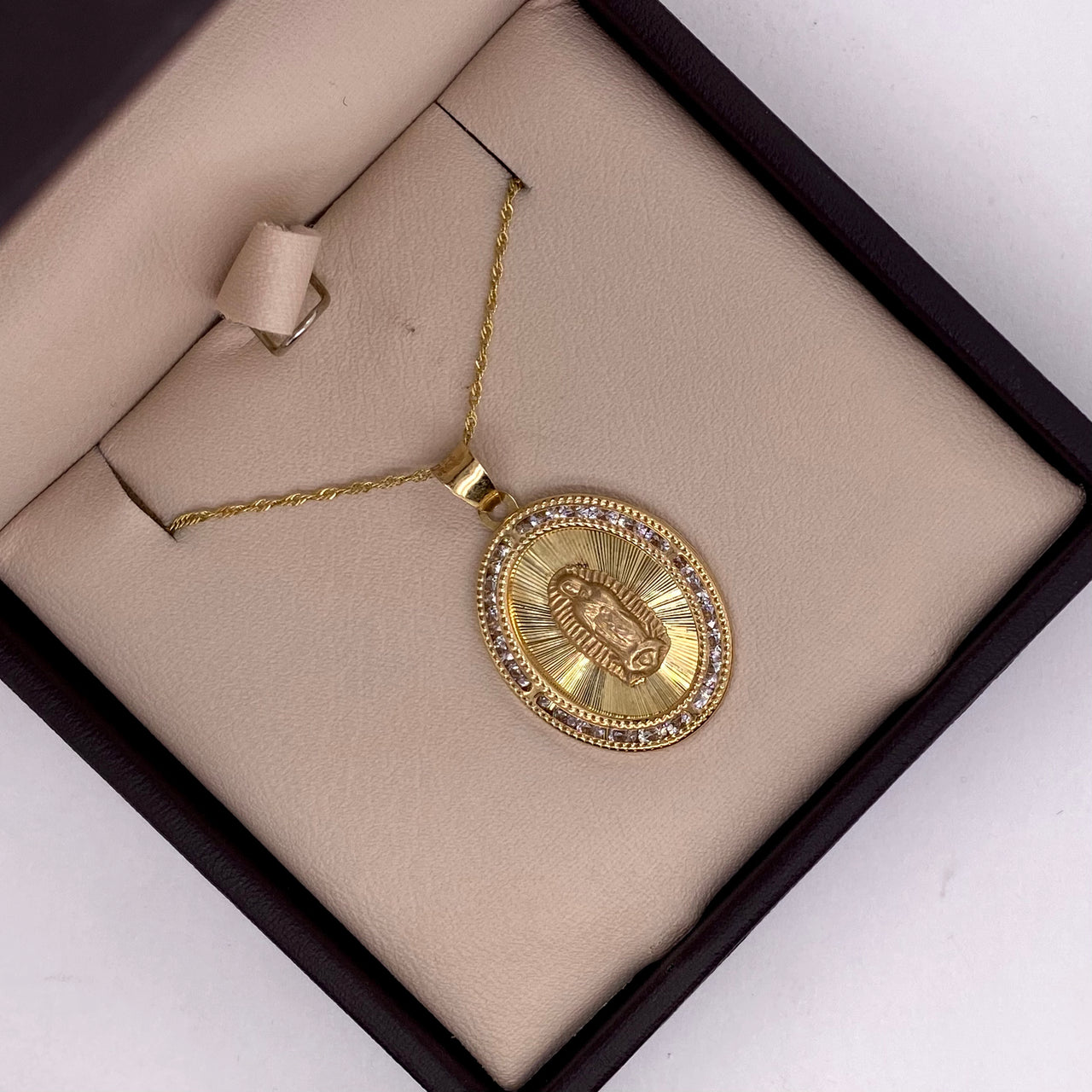 Medalla Oro 10k - Virgen de Guadalupe 2.7 cm con Zirconias