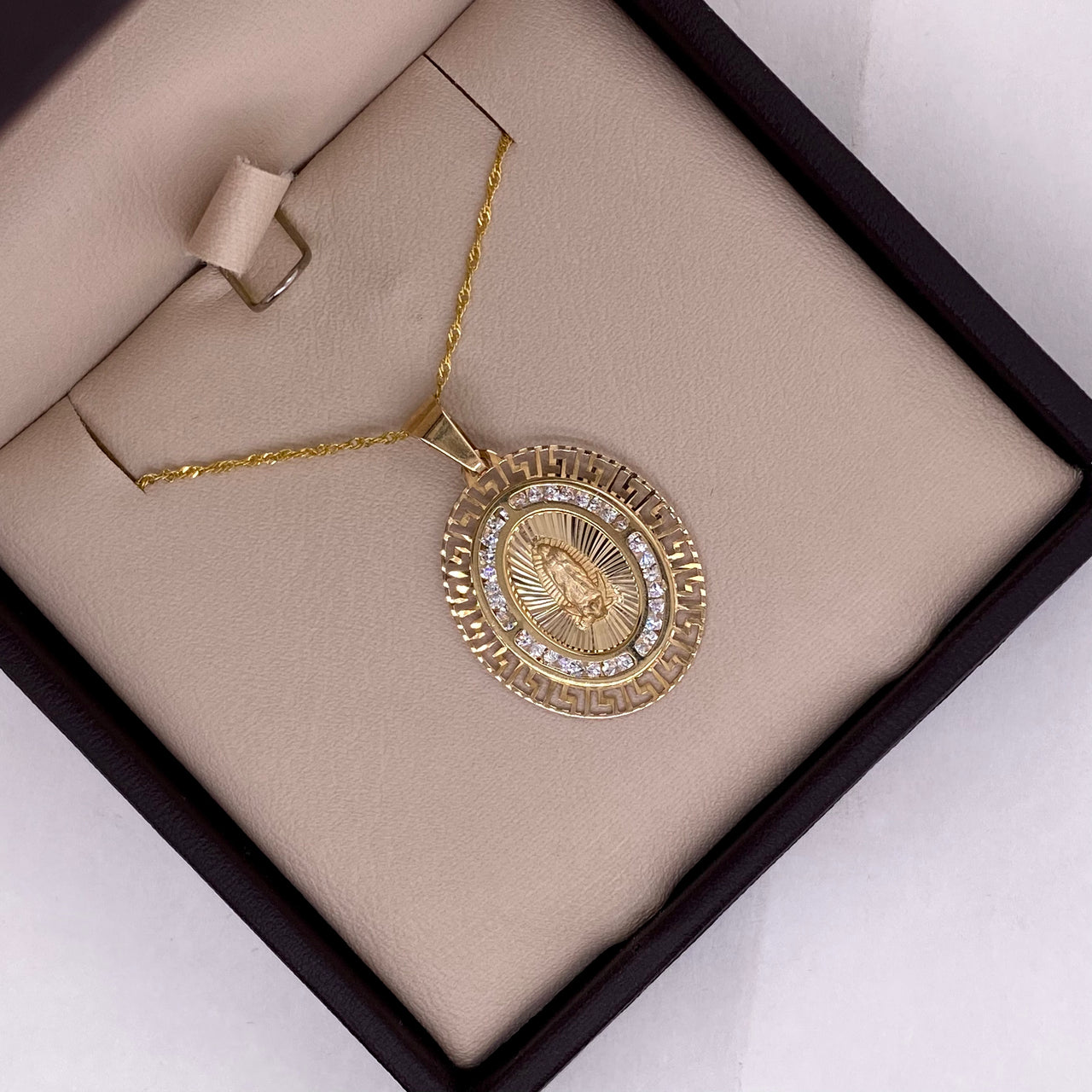 Medalla Oro 10k - Virgen de Guadalupe 2.7 cm con Zirconias