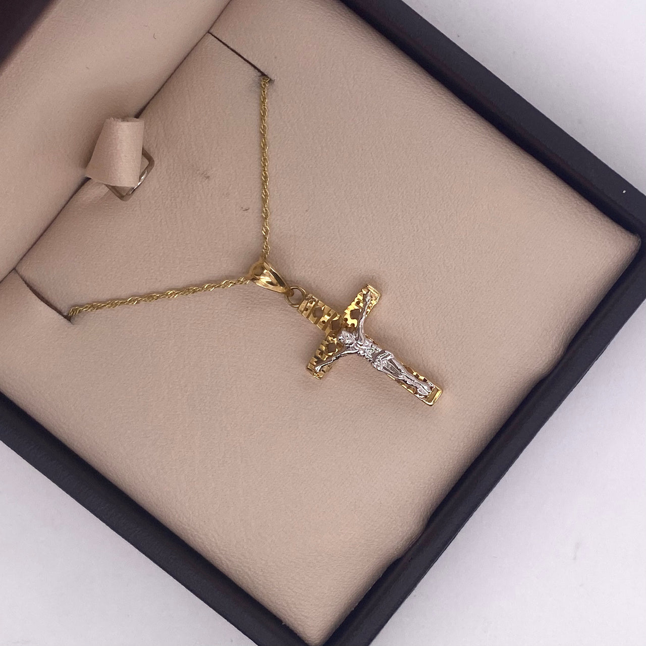 Cruz Oro 10k - Hueca con Cristo Blanco de 2.6 cm Alto
