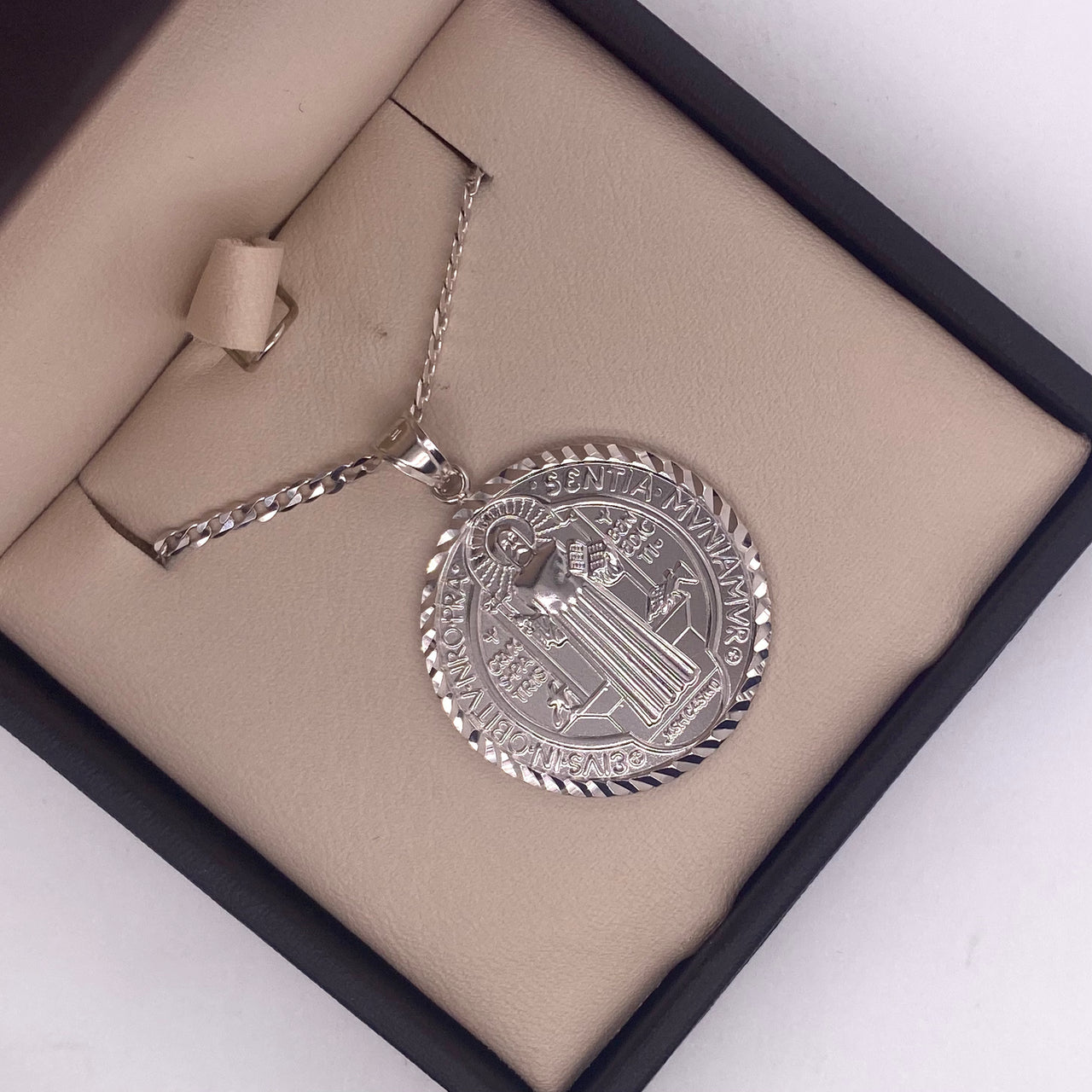 Medalla Oro Blanco 10k - San Benito de 2.6 cm Diámetro