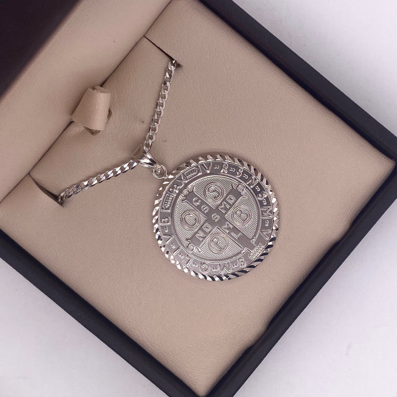 Medalla Oro Blanco 10k - San Benito de 2.6 cm Diámetro