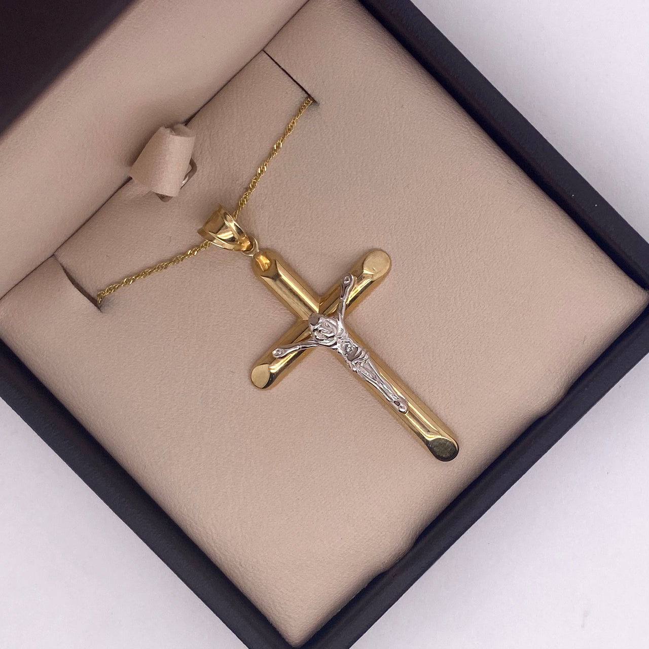 Cruz Oro 10k - Con Cristo Blanco 4.3 cm Alto, 2.4 cm Ancho