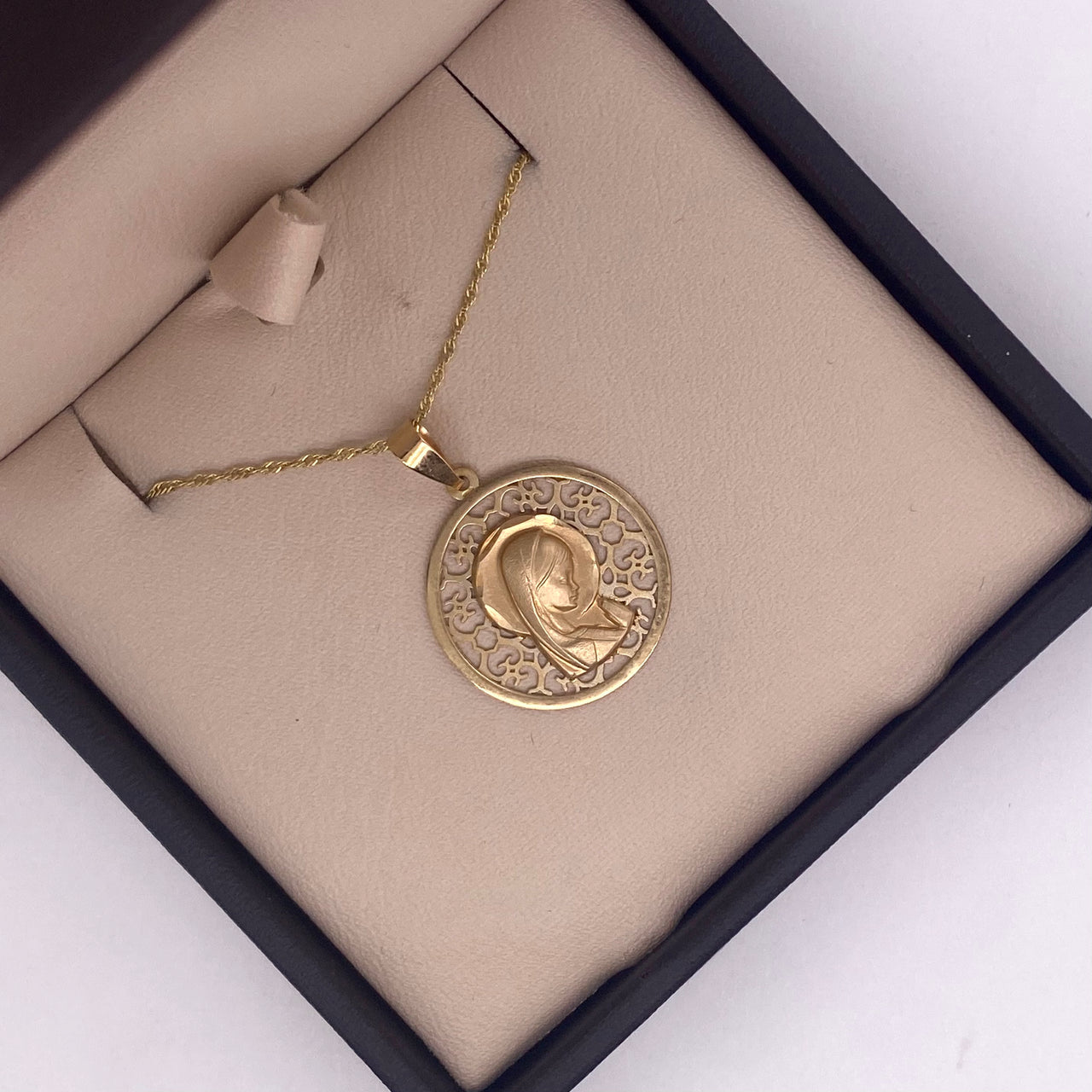 Medalla Oro 10k - Virgen Niña  alto 2.5 cm, ancho 1.8 cm