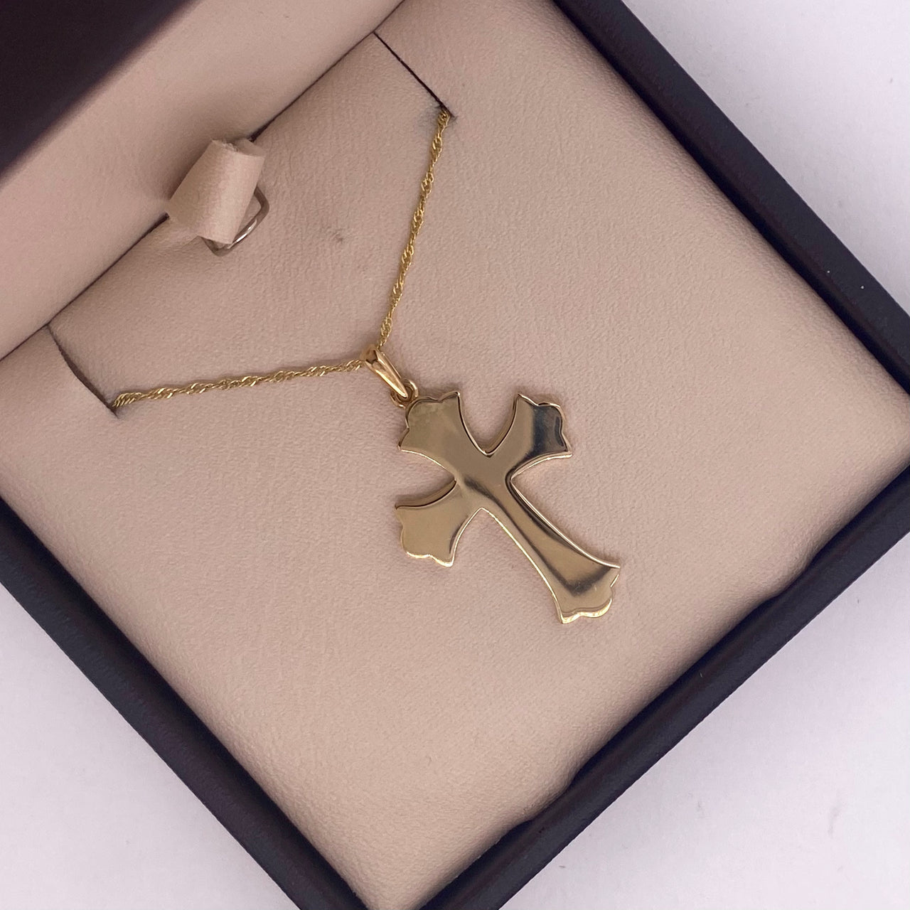 Cruz Oro 10k - Estilo Gótica Plana, Alto 3 cm, Ancho 1.8 cm