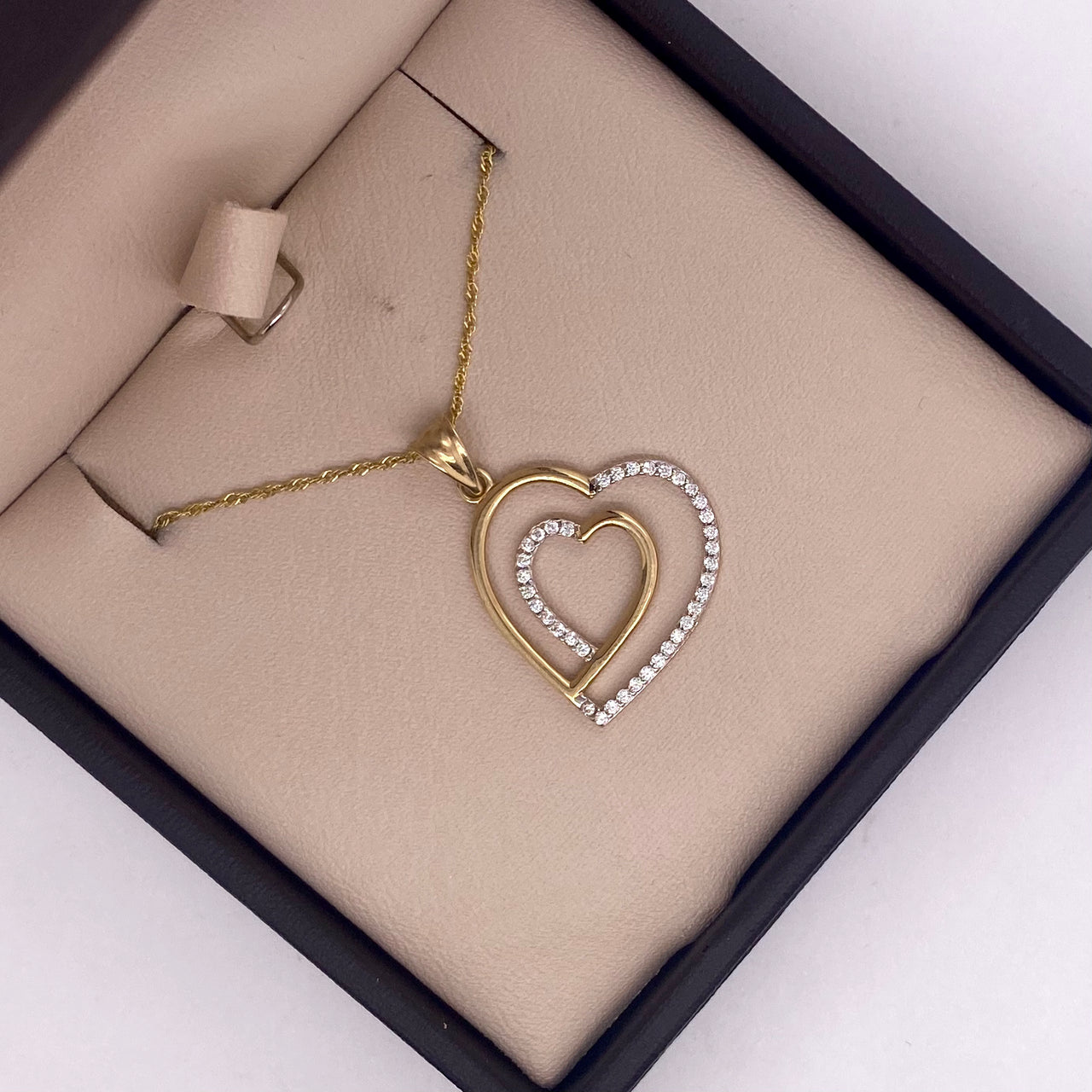 Dije de corazón de oro 10K y con Zirconias