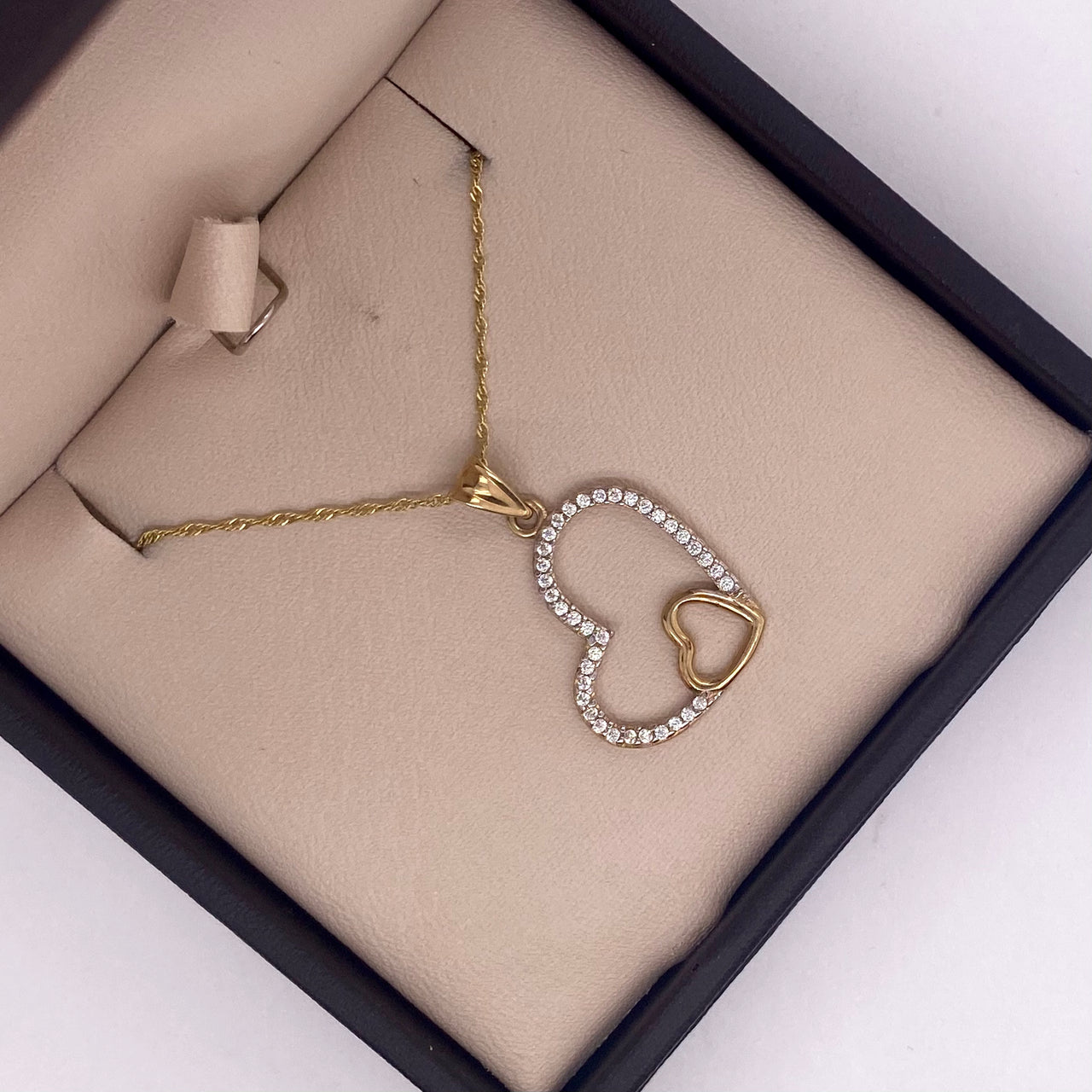 Dije con diseño corazón oro de 10K y con Zirconias