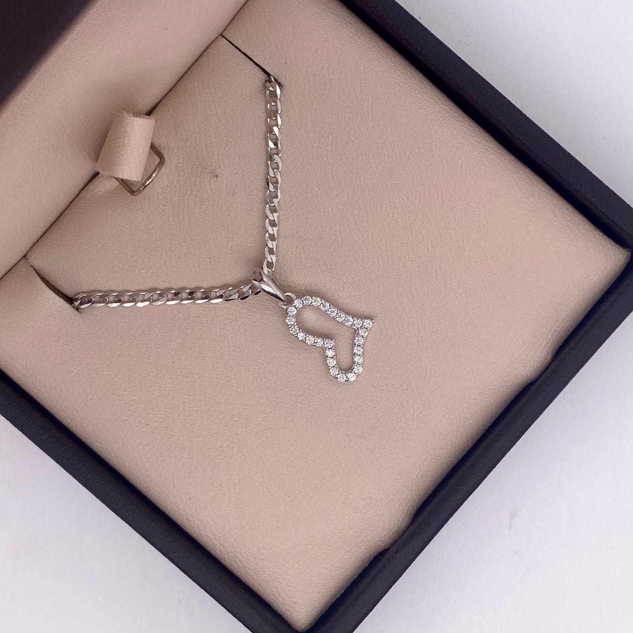Dije Oro Blanco 10k - Corazón con Zirconias