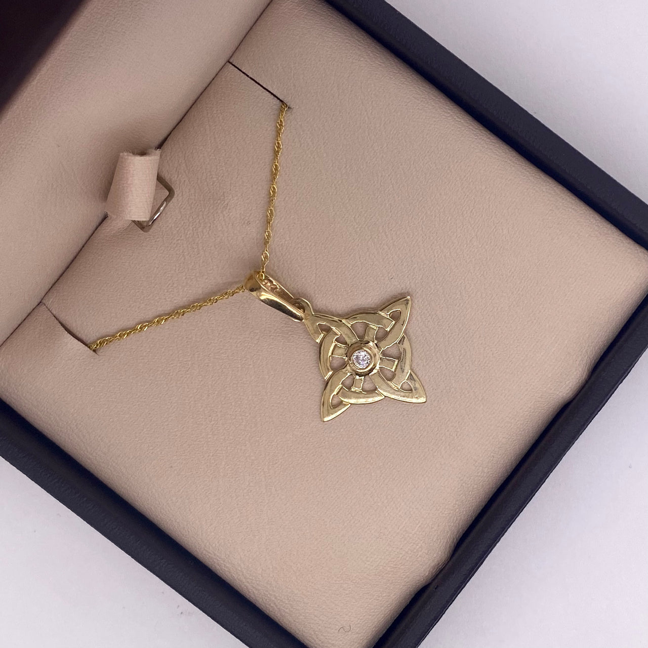 Dije Oro 10k - Símbolo Pagano con Nudo de Bruja con Zirconia