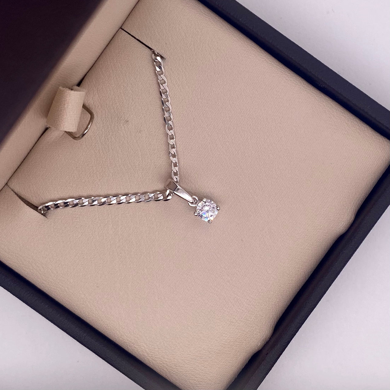 Dije Oro Blanco 10k - Piedra Solitaria 4 mm de Zirconia