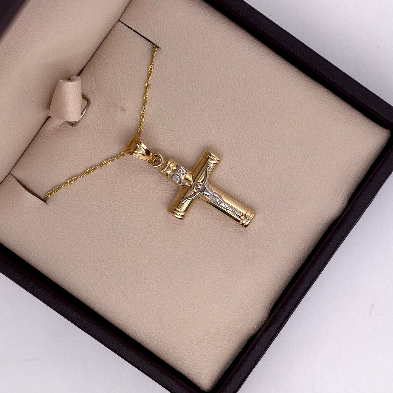 Cruz Oro 10k - Redondeada con Cristo Blanco 2.8 cm