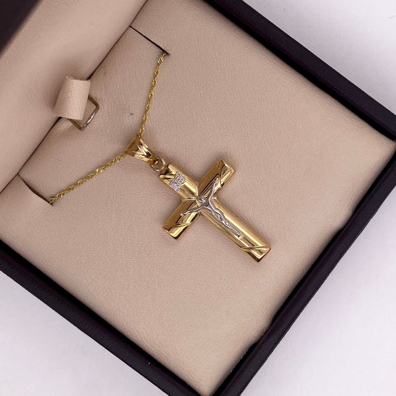 Cruz Oro amarillo 10k - Cristo Blanco 3.5 cm