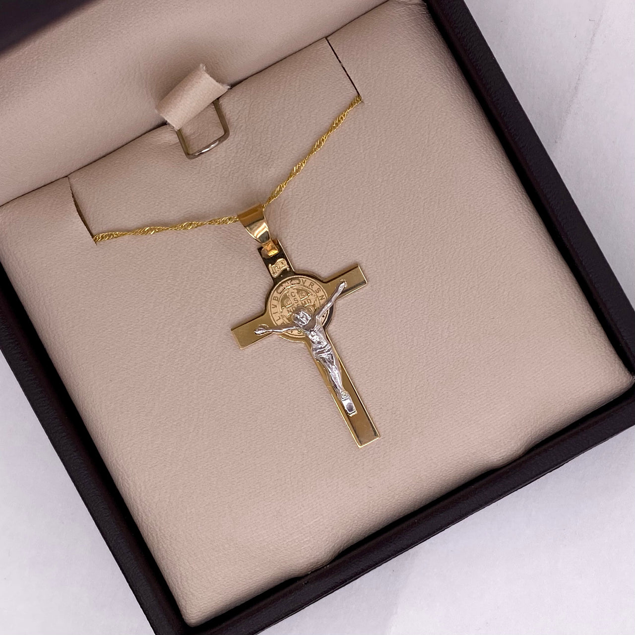 Cruz con Cristo y San Benito Oro 10k - 3.3 cm