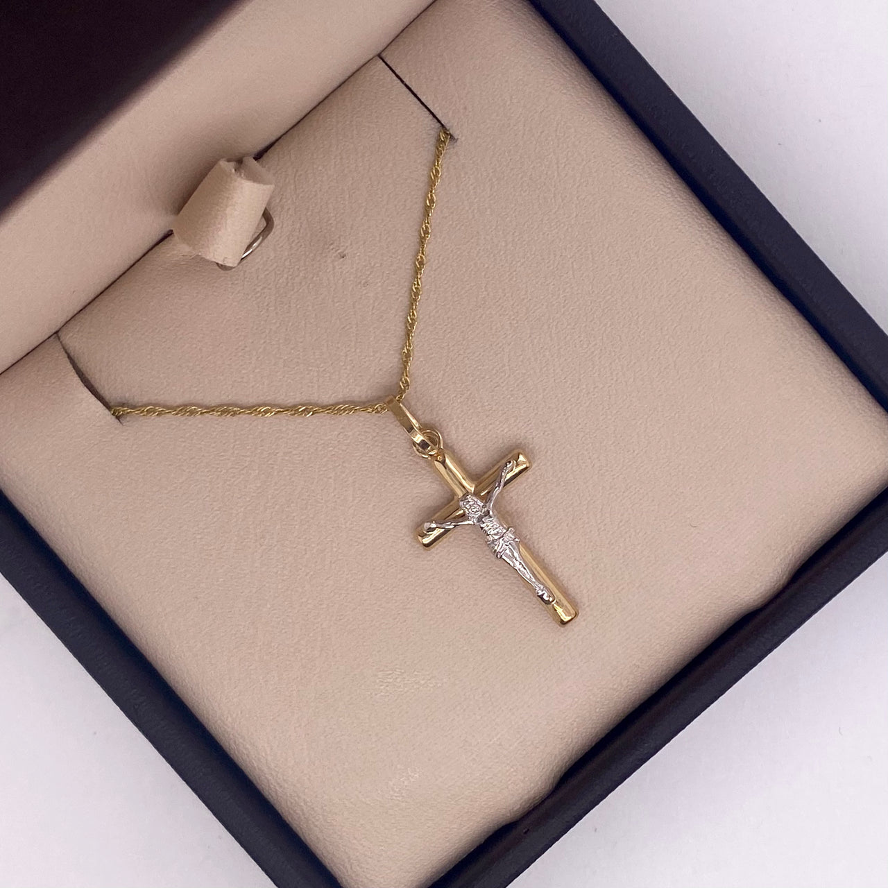 Cruz con Cristo Oro 10k - 2.65 cm