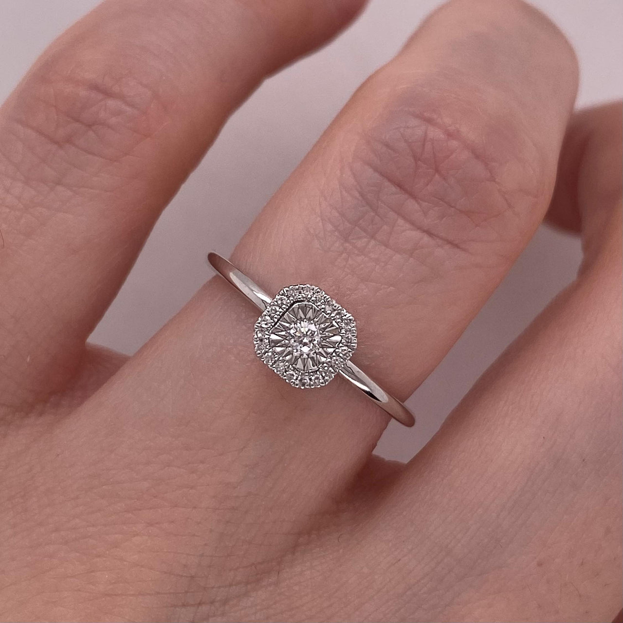 Anillo Oro Blanco 14k - Halo Diamante Natural con 0.08 CTW