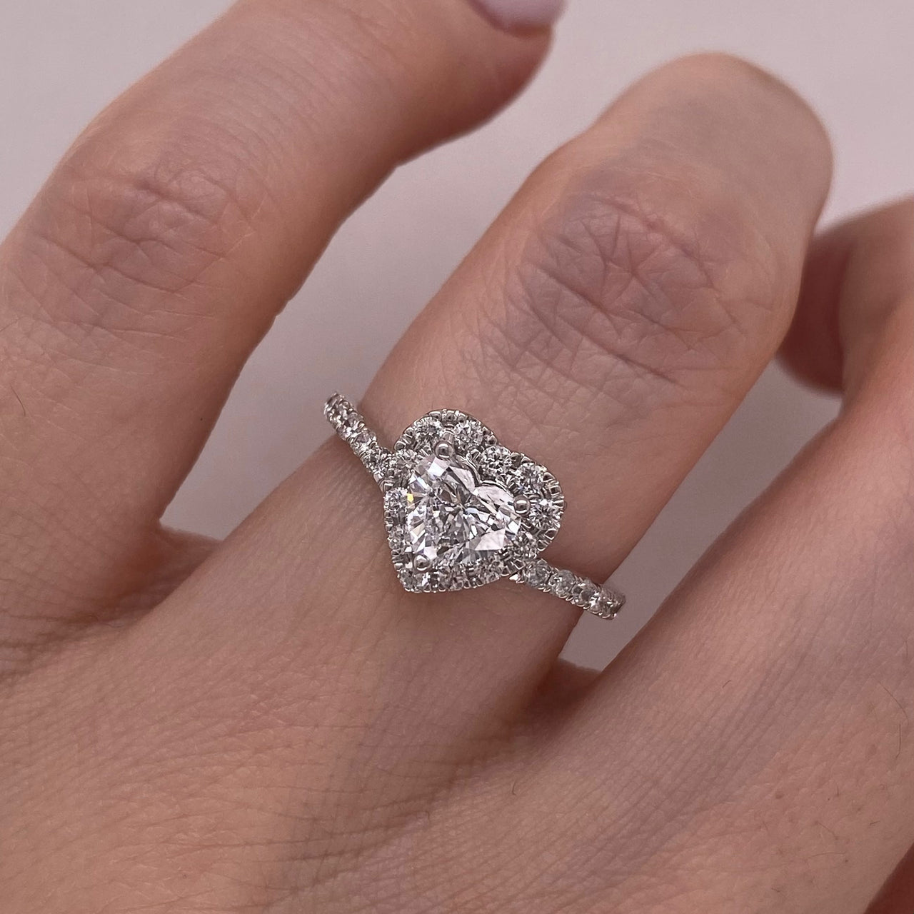 Anillo Oro Blanco 14k - Forma Corazón con Halo Diamante Laboratorio