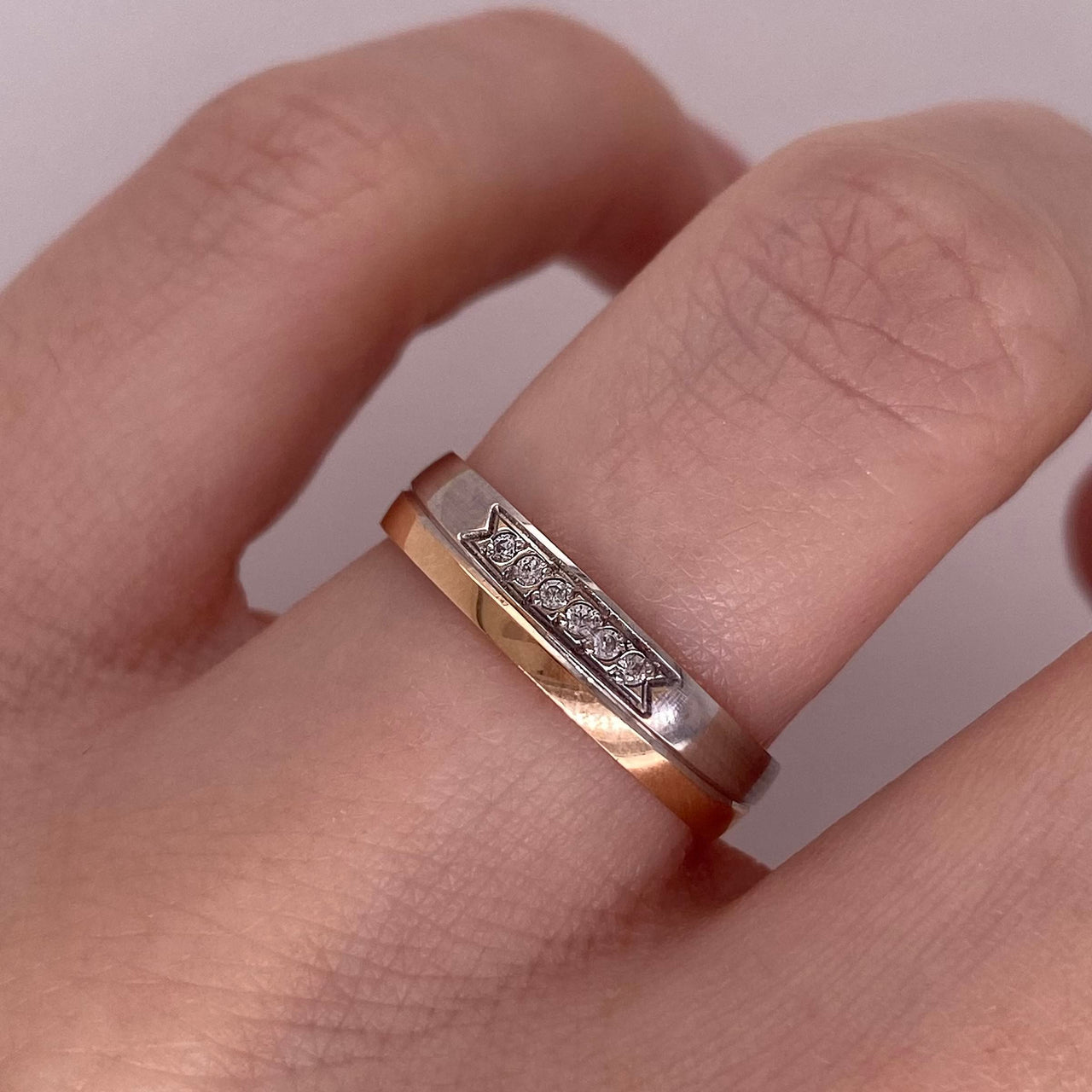 Argolla Oro Rosa con Blanco 14k - Acabado Liso con Confort y Zirconias, Ancho 4 mm