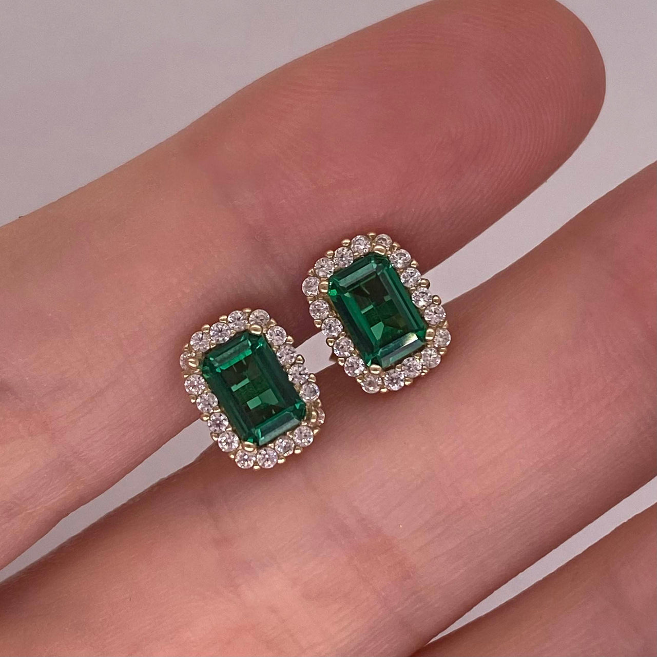 Broquel Oro 10k - Esmeralda Sintética y Halo de Zirconias