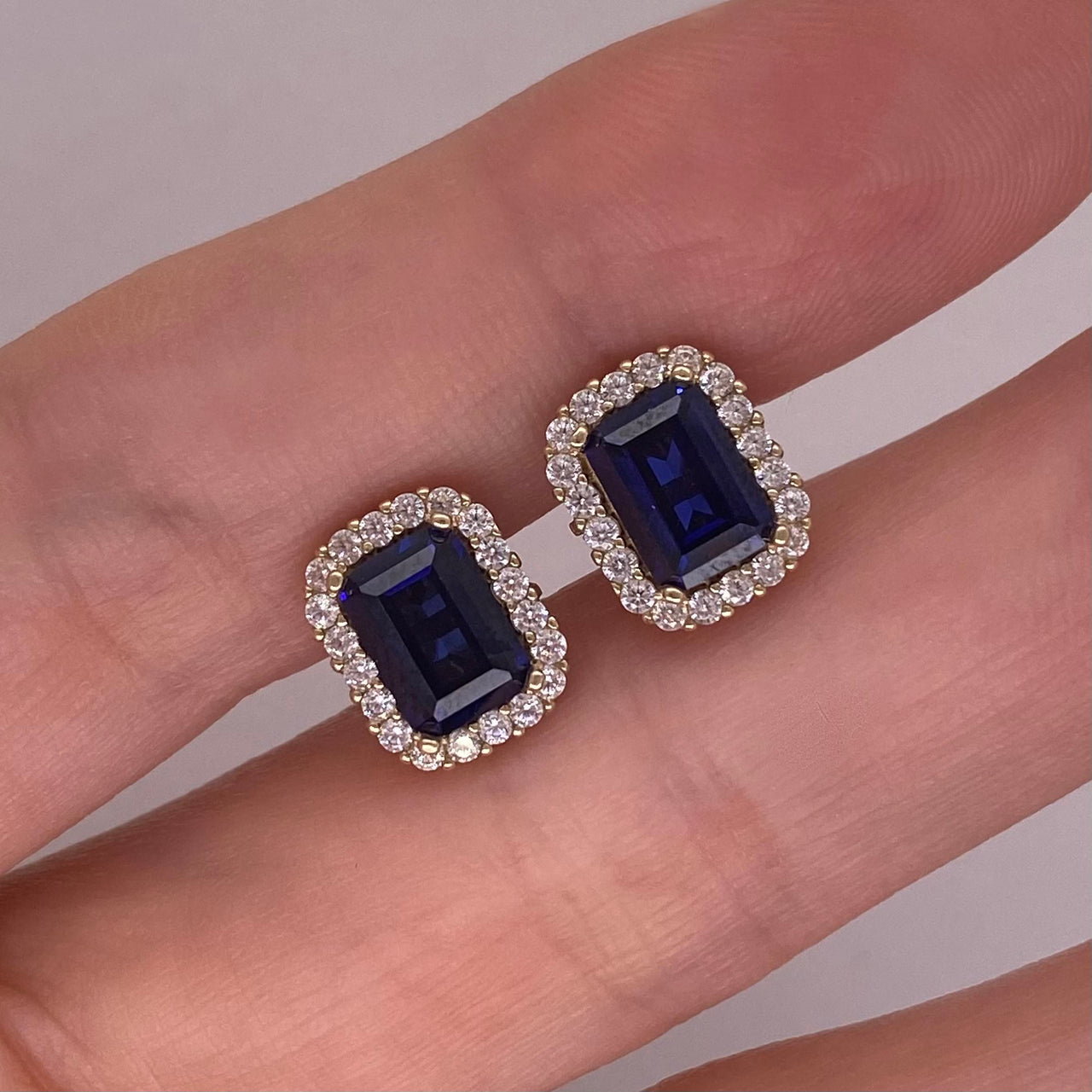 Broquel Oro 10k -  Zafiro Sintético y Halo de Zirconias