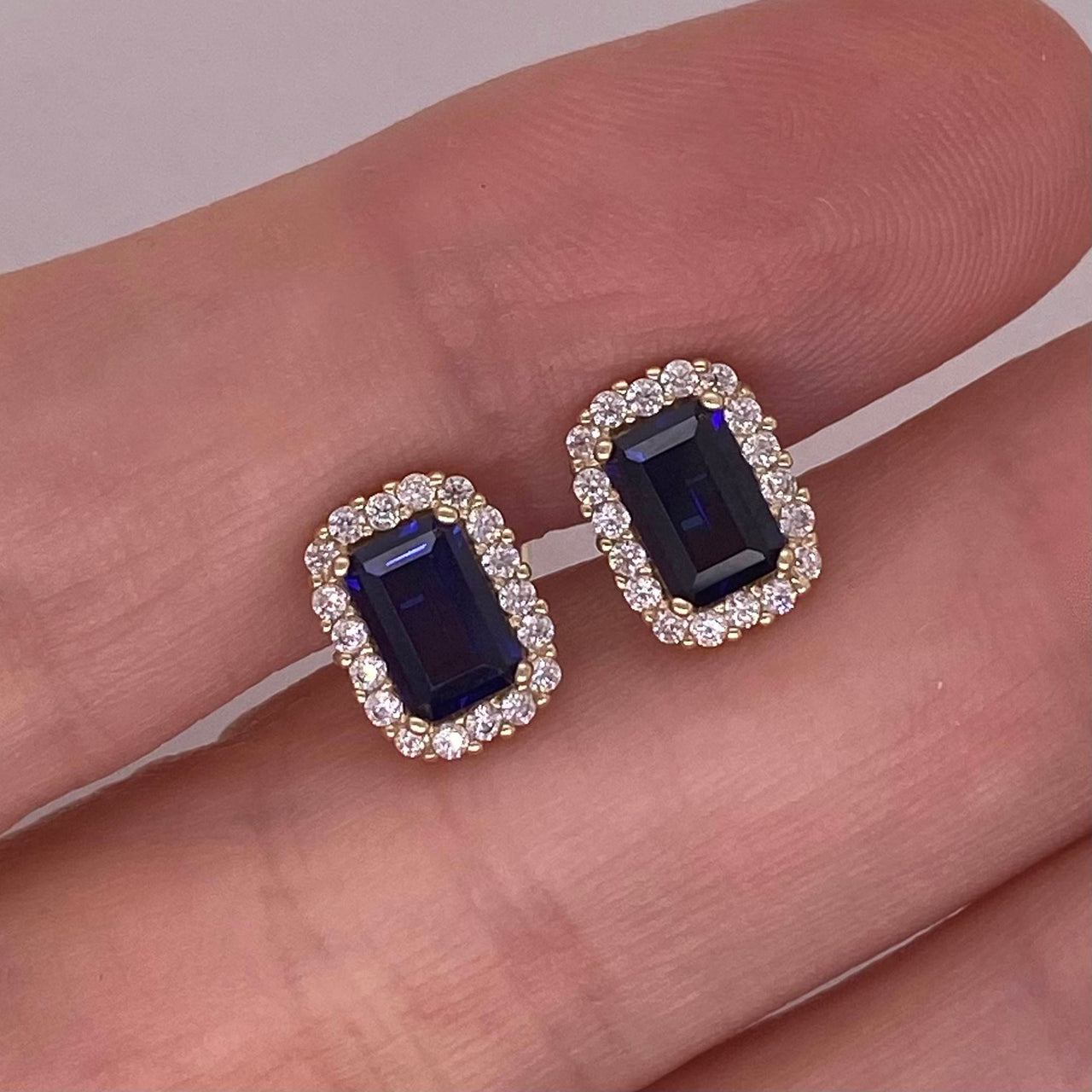 Broquel Oro 10k - Halo Zafiro Sintético y Zirconias