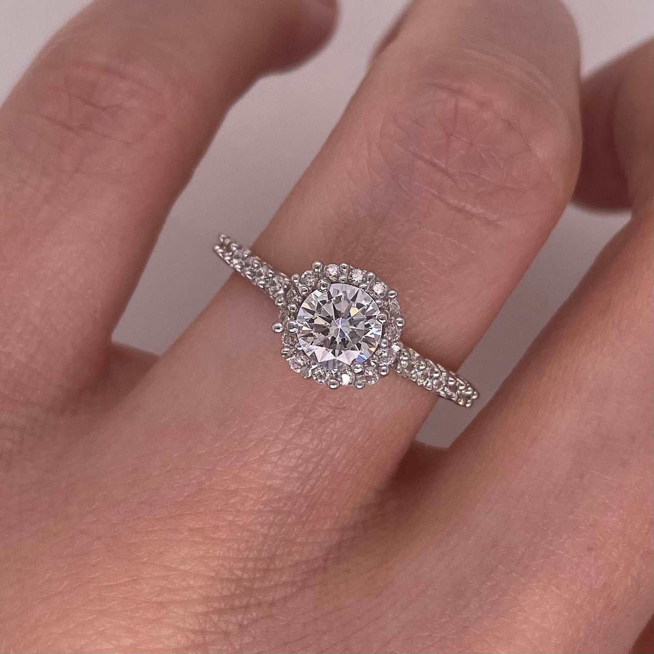 Anillo Oro Amarillo 10k, Estilo Pavé Zirconia Central 5.2 mm