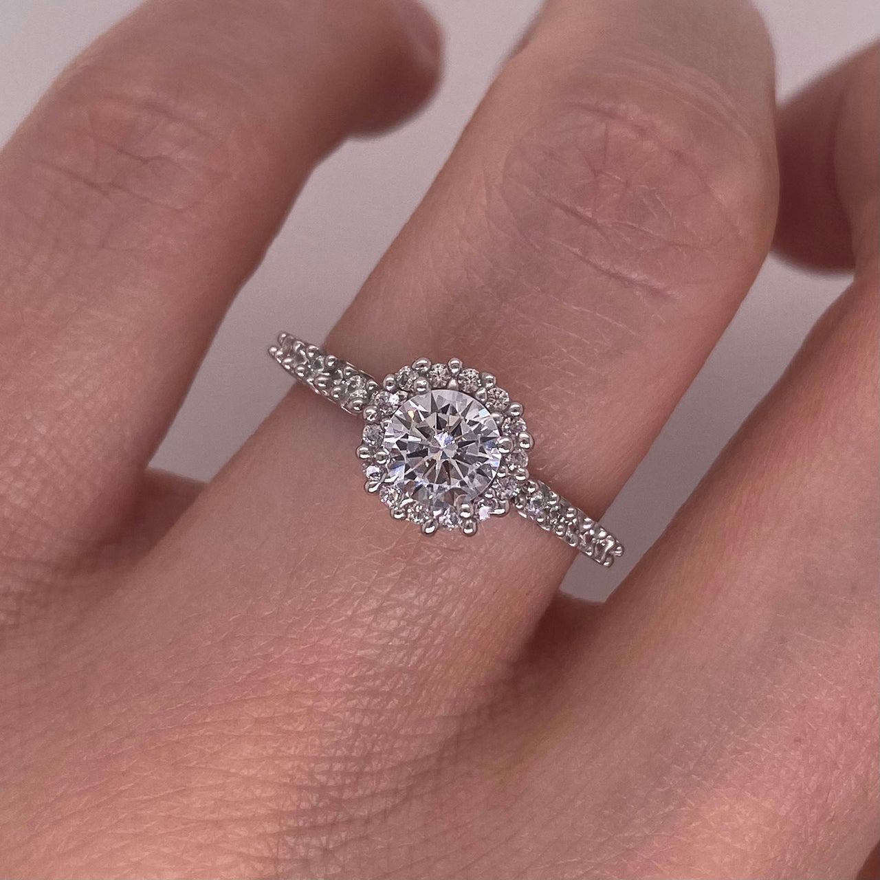 Anillo Oro Blanco 10k, Estilo Pavé Zirconia Central 5.2 mm