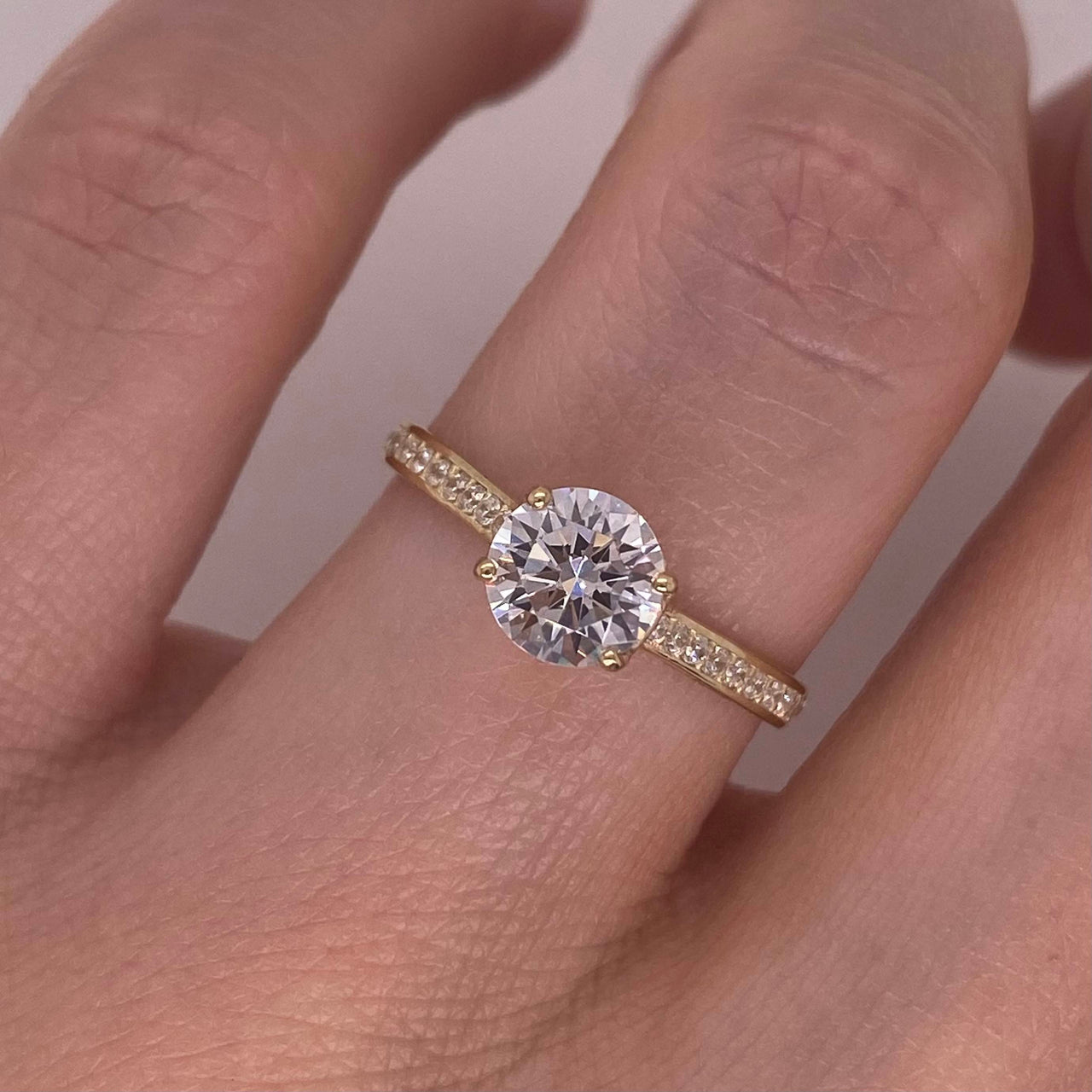 Anillo Oro Amarillo 10k, Estilo Pavé Zirconia Central 6.00 mm