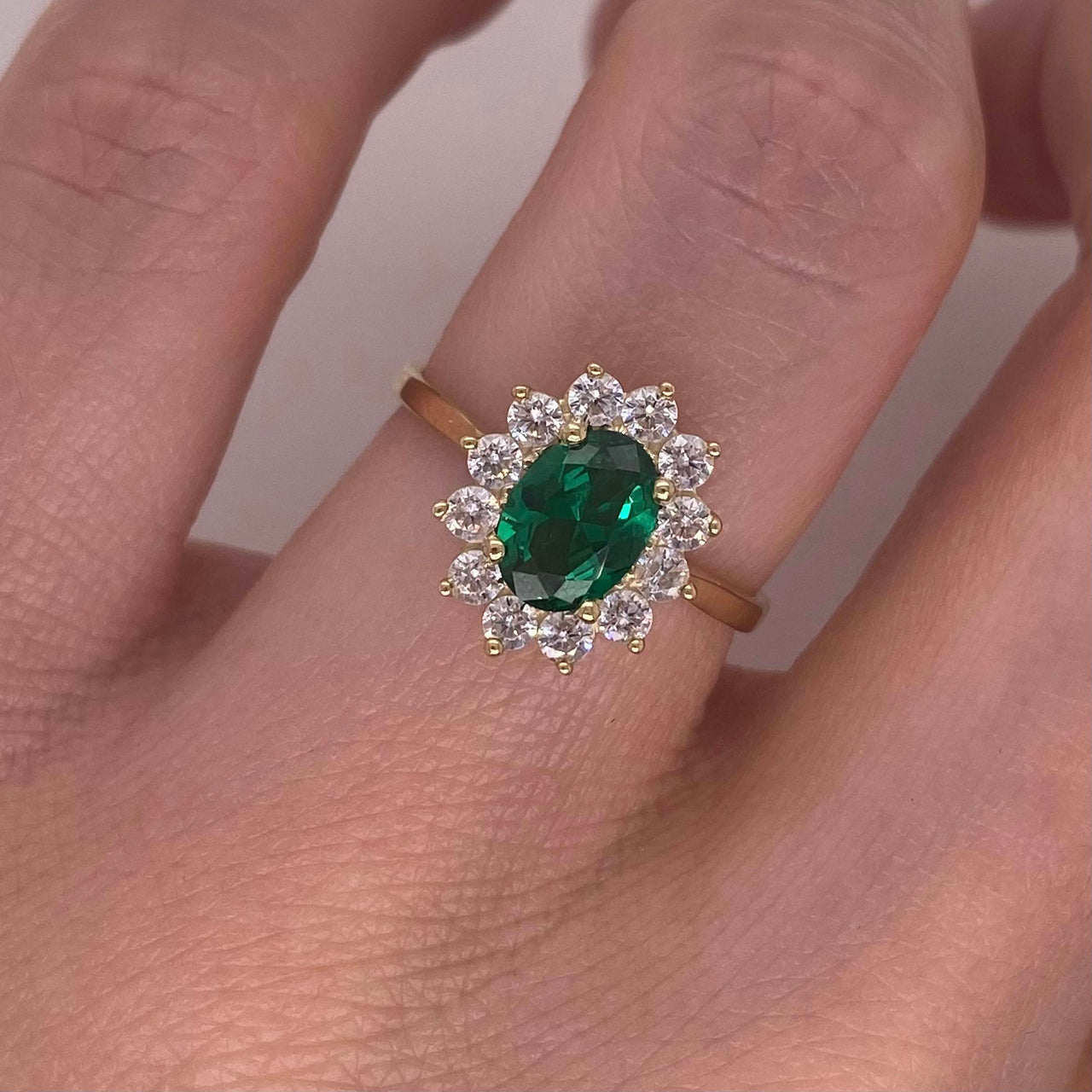 Anillo Oro 10k, Esmeralda Sintética y Halo de Zirconias 7x5 mm