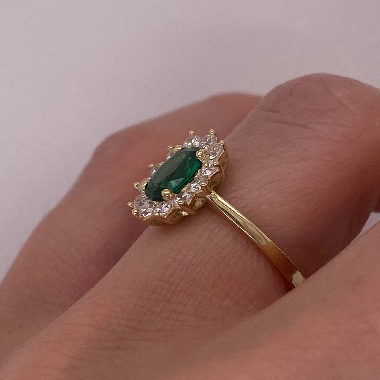 Anillo Oro 10k, Esmeralda Sintética y Halo de Zirconias 7x5 mm