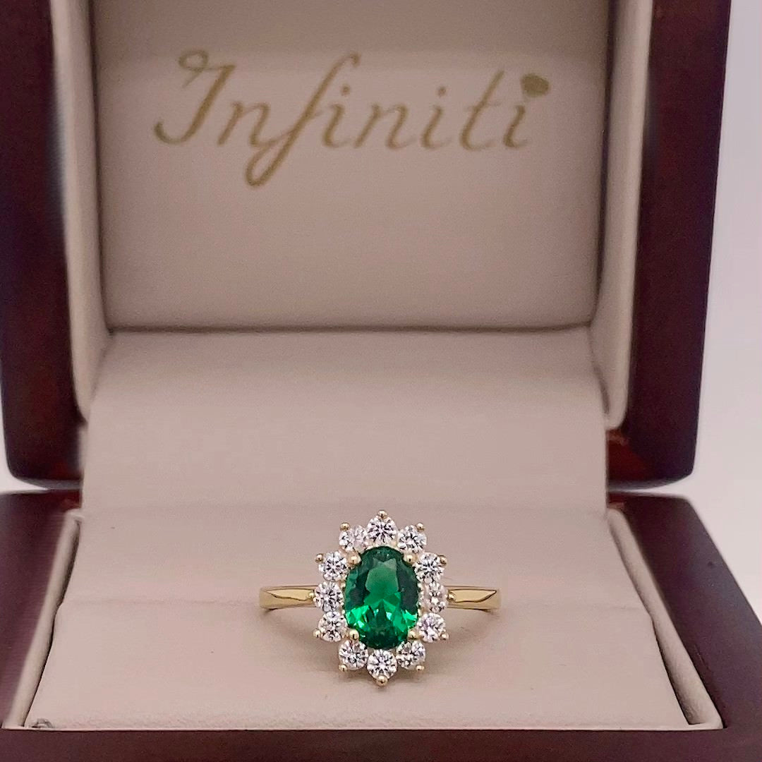 Anillo Oro 10k, Esmeralda Sintética y Halo de Zirconias 7x5 mm