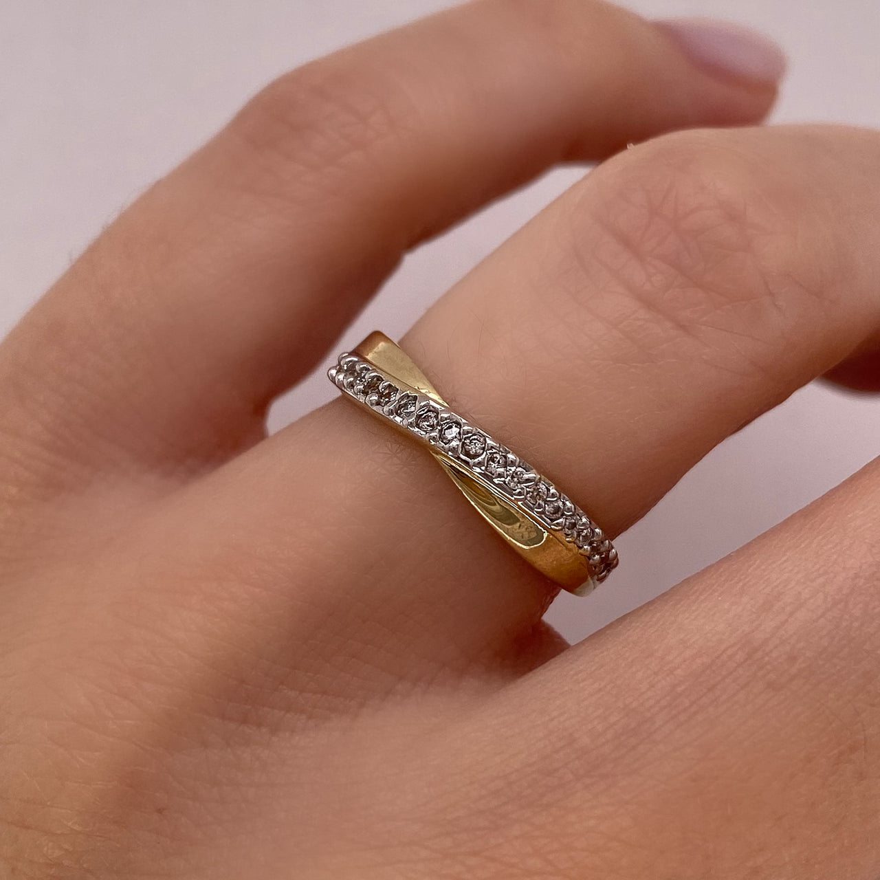 Argolla Oro 10k - Infinito con Zirconias, 3.75 mm