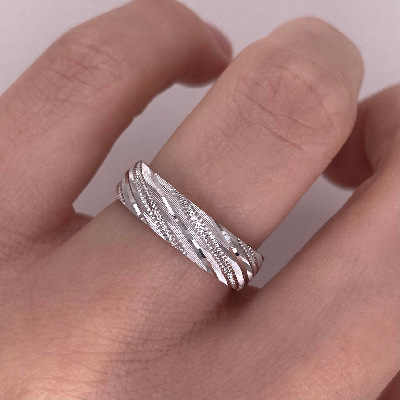 Argolla Oro Blanco 14k - Acabado Facetado con Confort, Ancho 5 mm