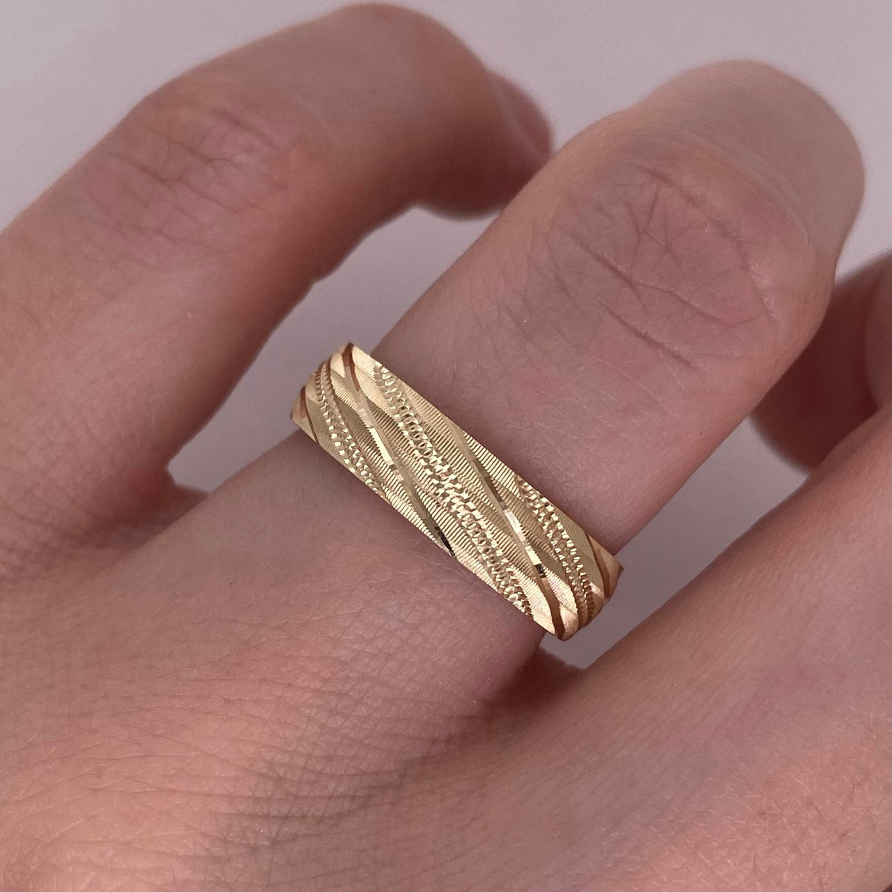 Argolla Oro 14k - Acabado Facetado con Confort, Ancho 5 mm