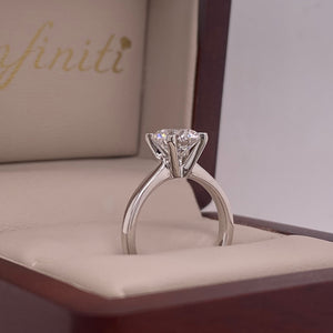 Anillo Oro Blanco 14k con diamante de laboratorio de 1.50 CT IGI de Infiniti Joyas, fotografía real