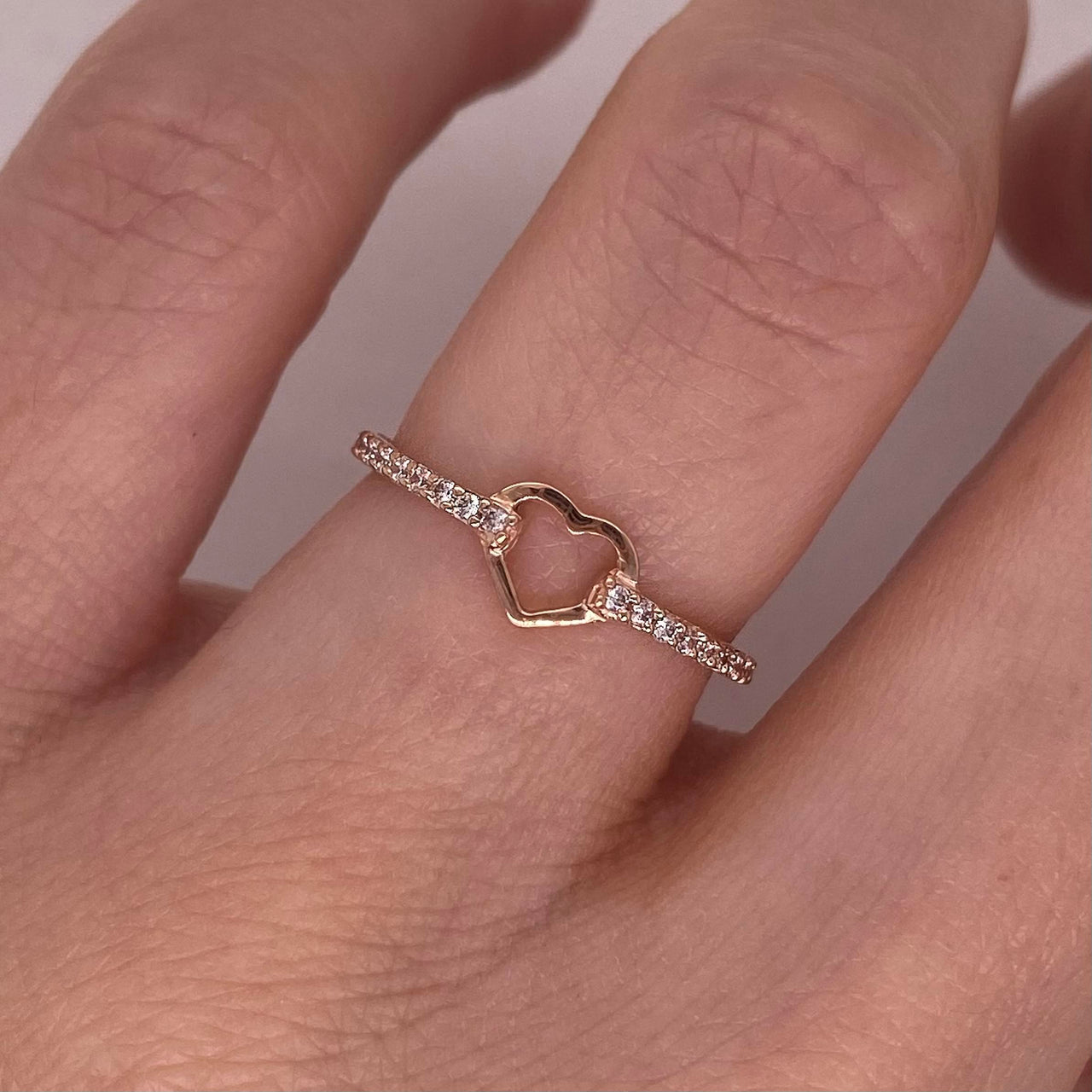 Anillo Oro Rosa 10k Corazón con Zirconias laterales