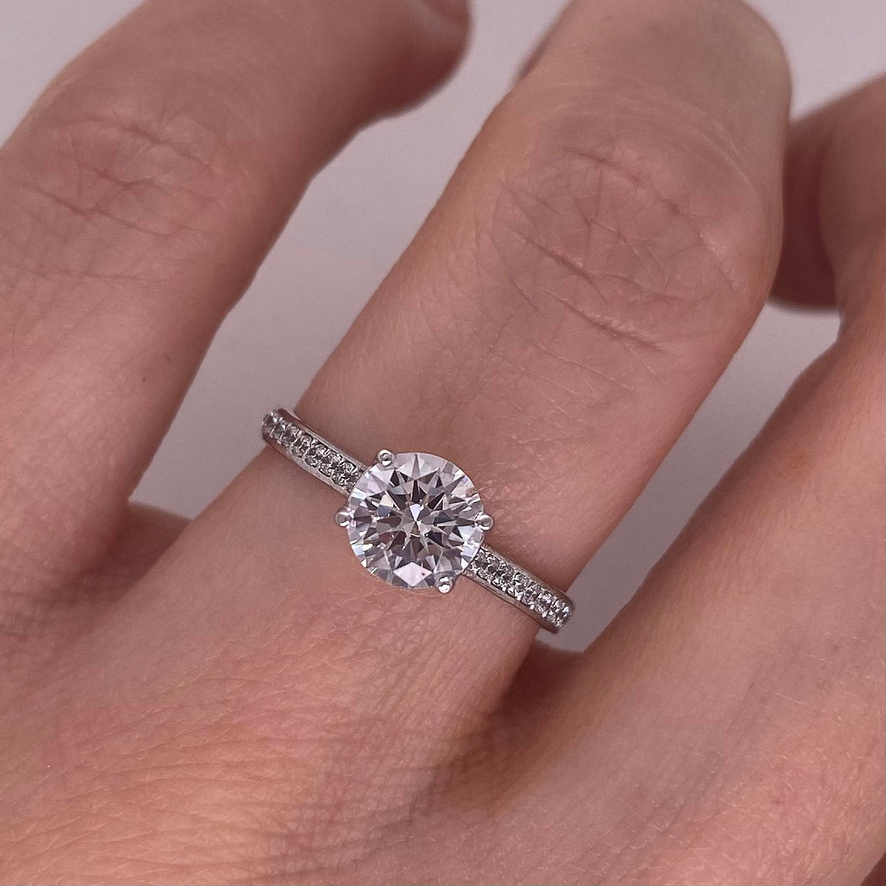 Anillo Oro Blanco 10k, Estilo Pavé Zirconia Central 6.00 mm