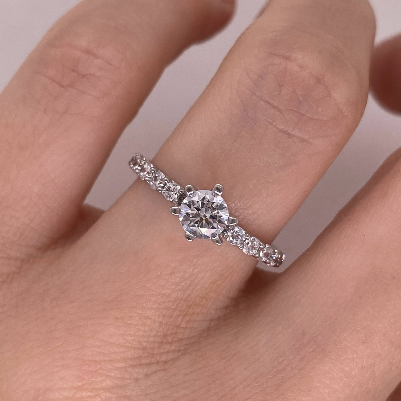 Anillo Oro Blanco 10k - Zirconia Central de 5 mm con Laterales