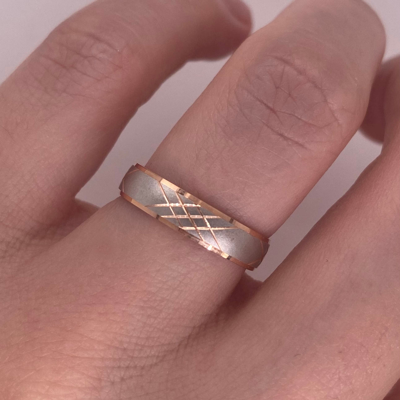 Argolla Oro Rosa 14k, Diamantada Oro Rosa 4 mm, Acabado Platinado  *PRECIO UNITARIO