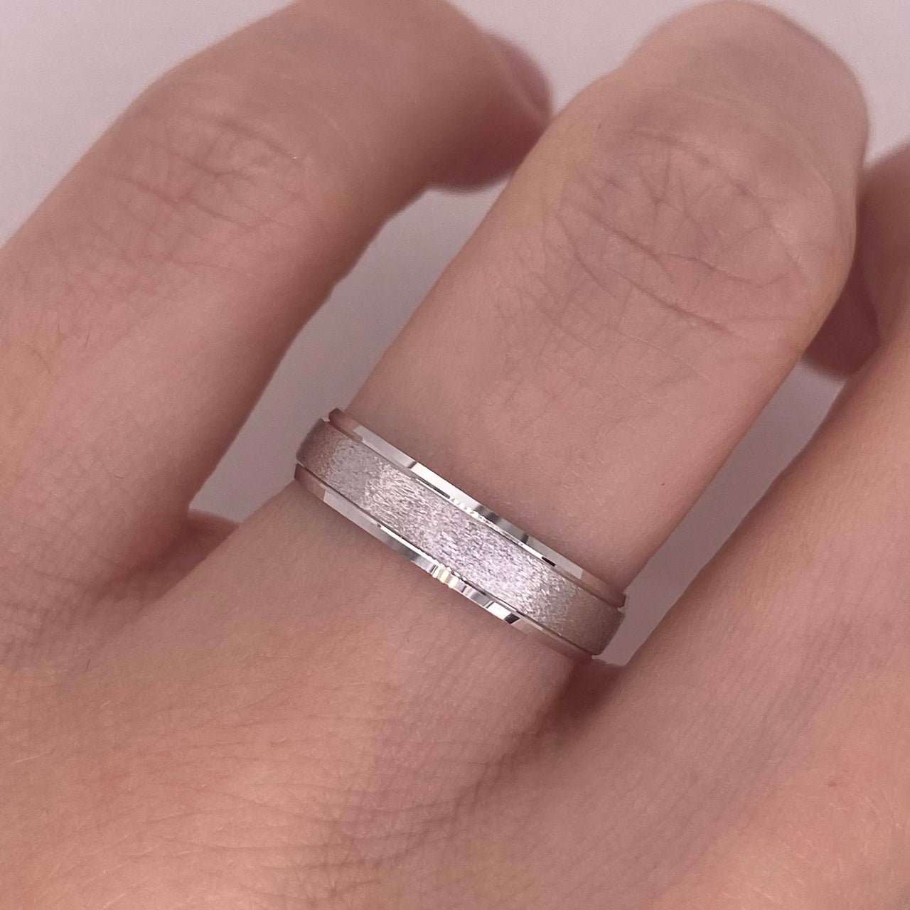 Argolla Oro Blanco 14k - Acabado Texturizado, Ancho 4 mm