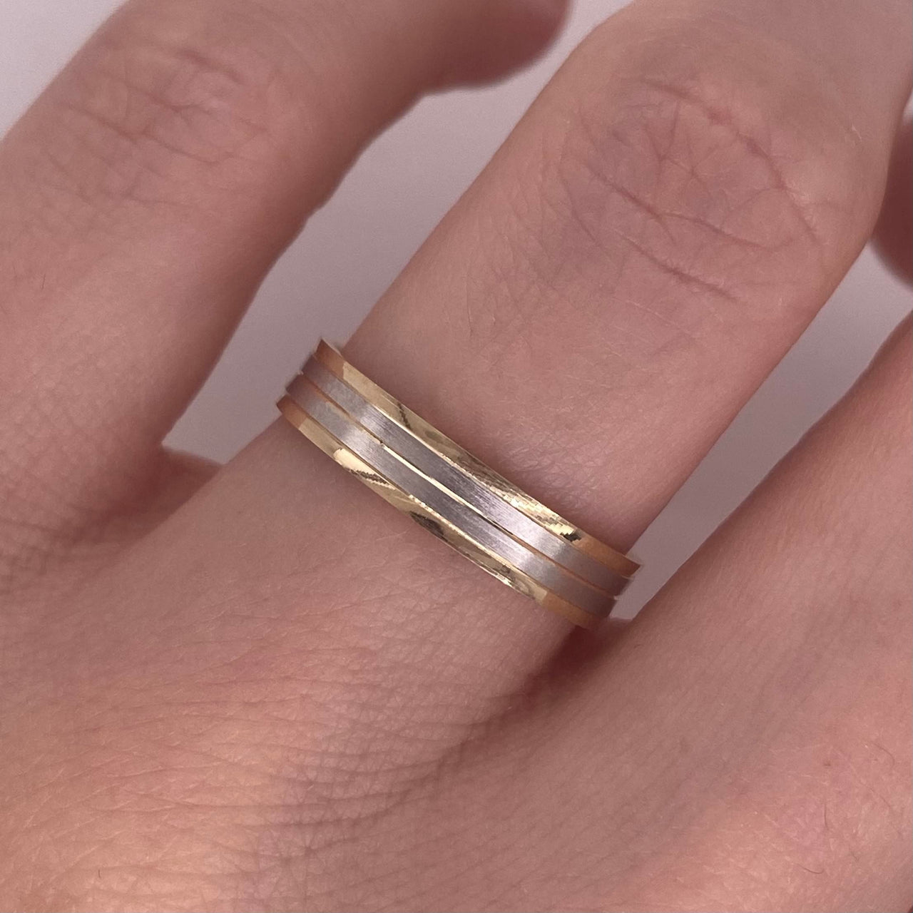Argolla Oro Combinado 14k - Acabado Liso con Platinado, Ancho 4 mm