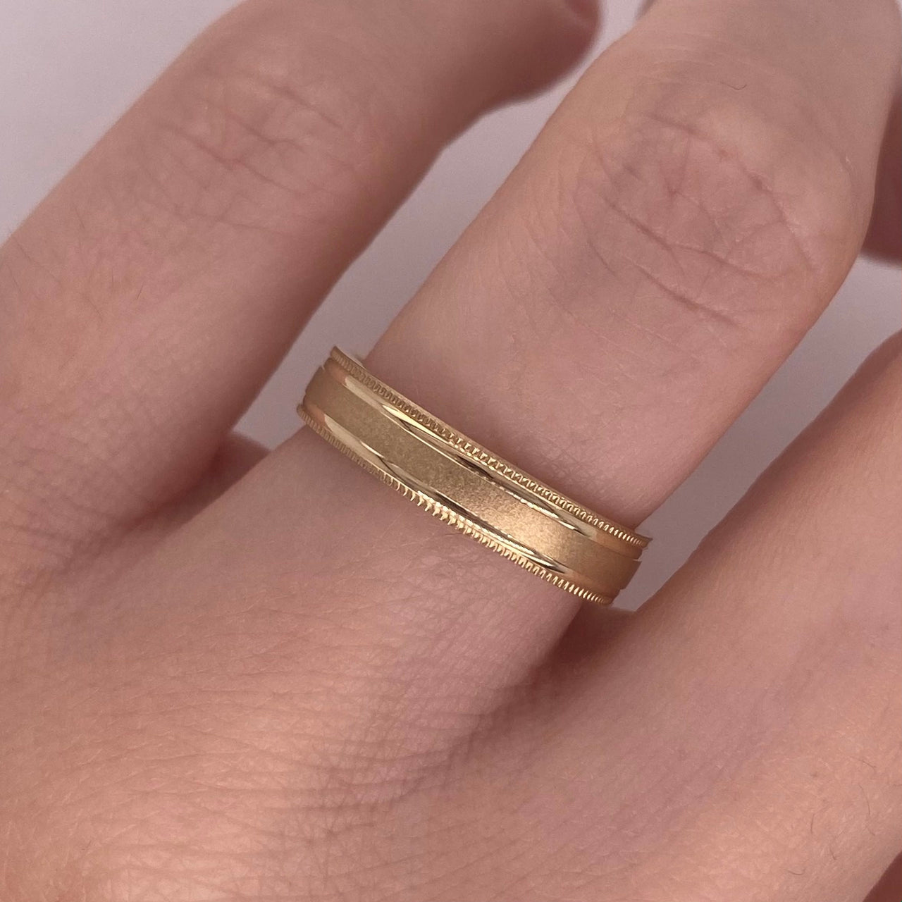 Argolla Oro Amarillo 14k - Acabado Satinado con Bisel, Ancho 4 mm