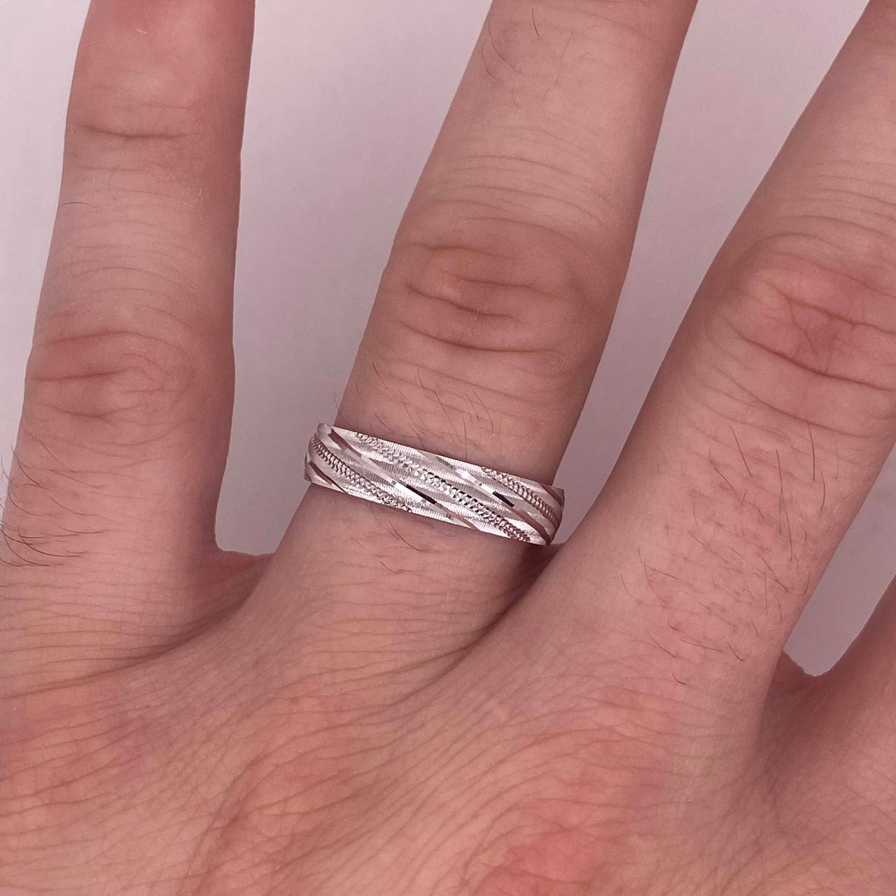 Argolla Oro Blanco 14k - Acabado Facetado con Confort, Ancho 3 mm