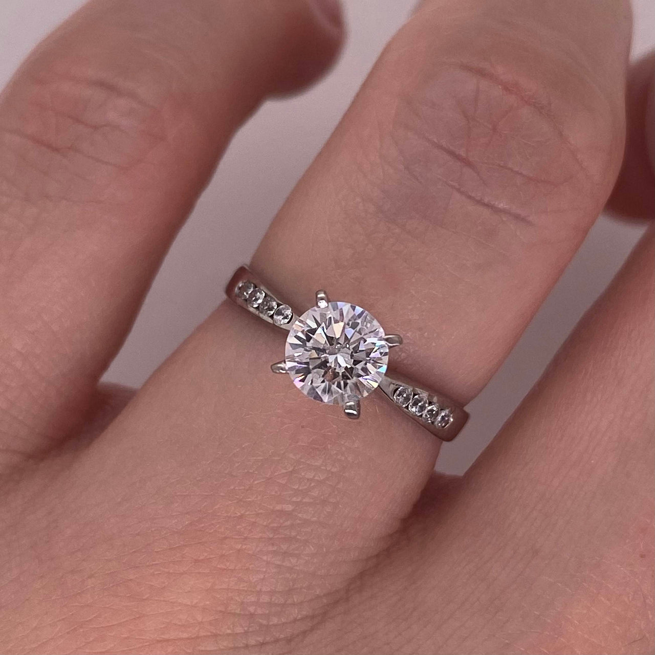 Anillo Oro Blanco 14k - Pavé Zirconia Central 5.5 mm