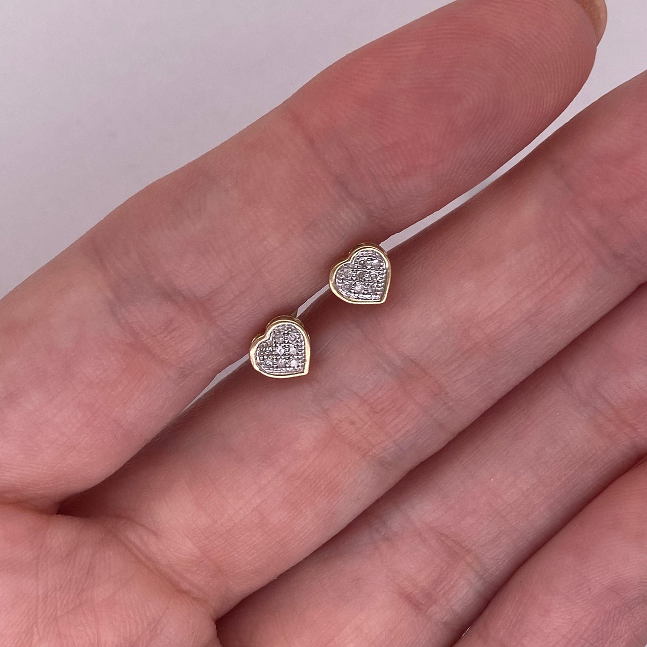 Broquel Oro 10k - Corazón con Diamantes de 0.05 ctw