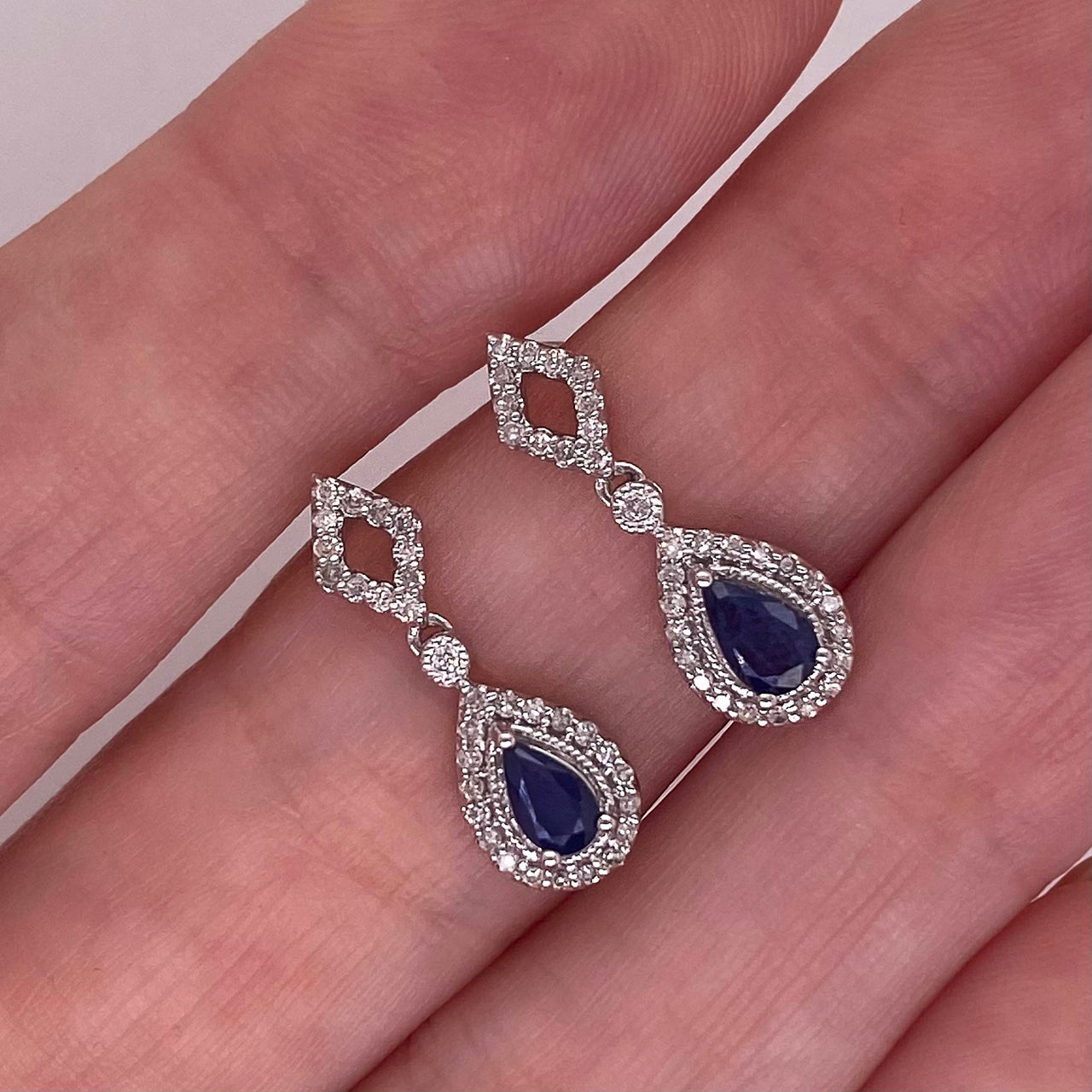 Aretes Oro Blanco 10k - Zafiro 0.50 ctw y Diamante Natural 0.20 Puntos Totales