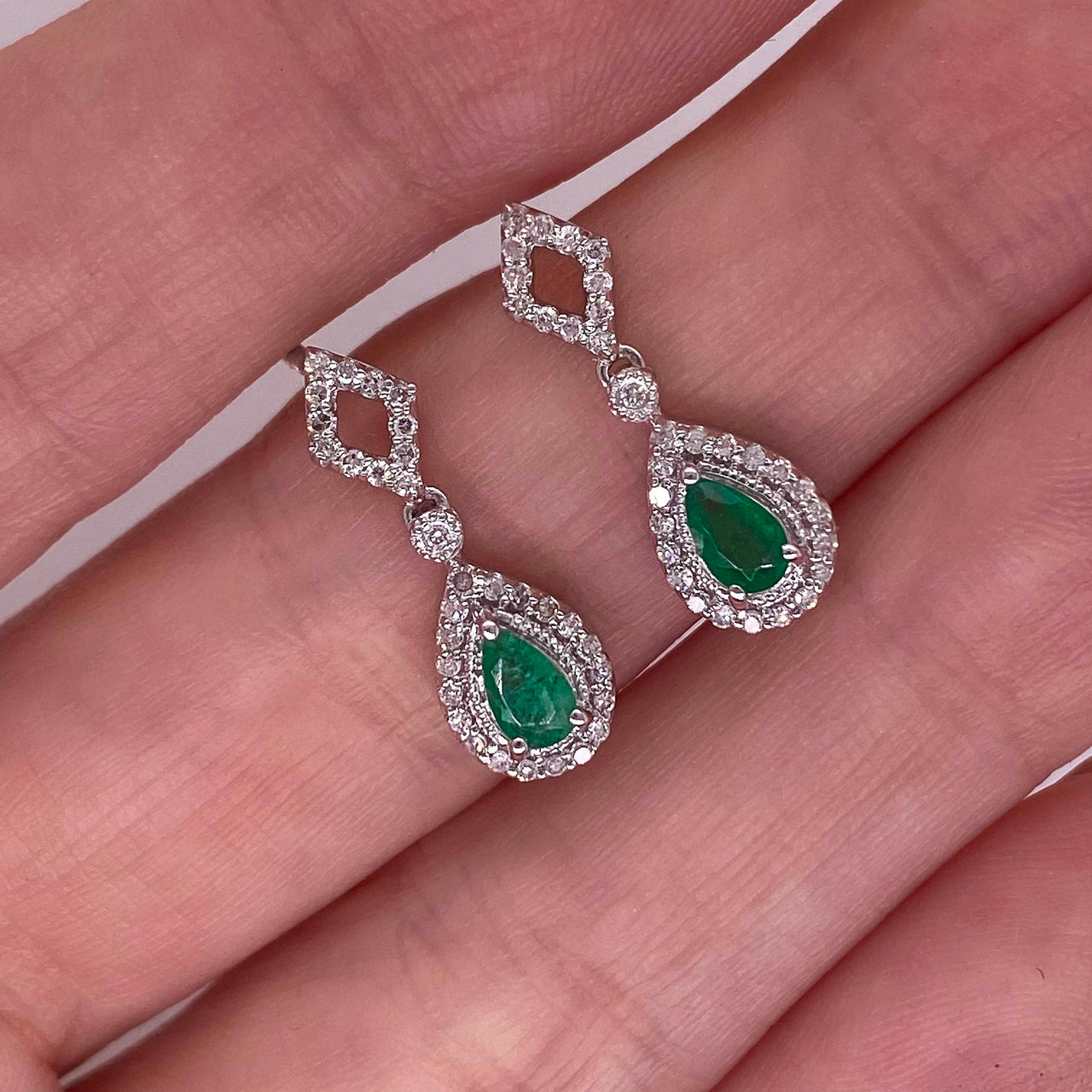 Aretes Oro Blanco 10k - Esmeralda 0.43 ctw y Diamante Natural 0.20 Puntos Totales
