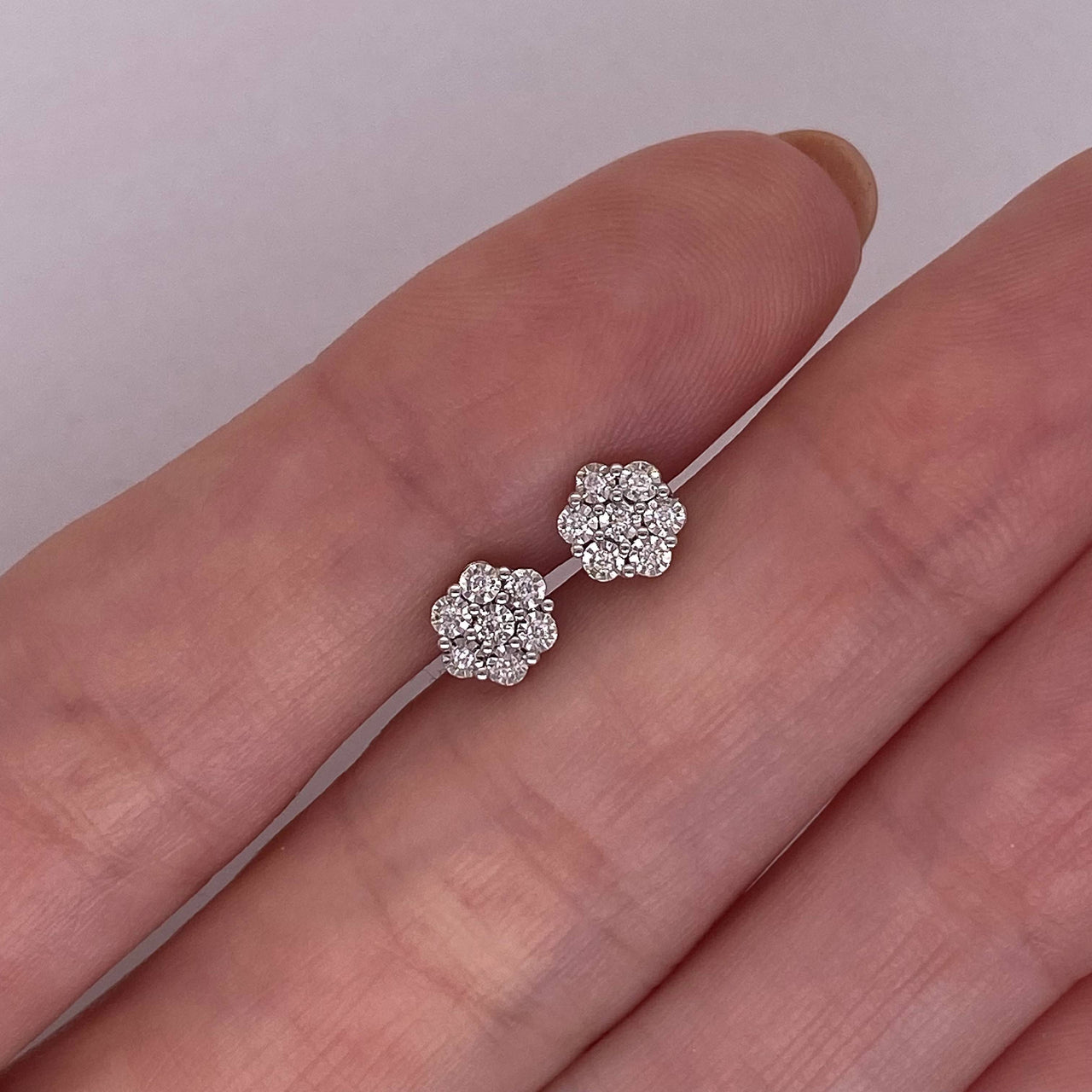 Broquel Oro Blanco 14k - Flor con Diamantes con un Peso Total de 6 Puntos