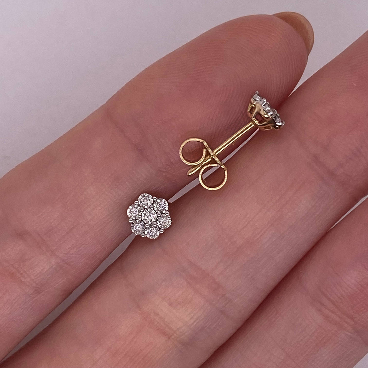 Broquel Oro 14k - Flor con Diamantes con un Peso Total de 6 Puntos