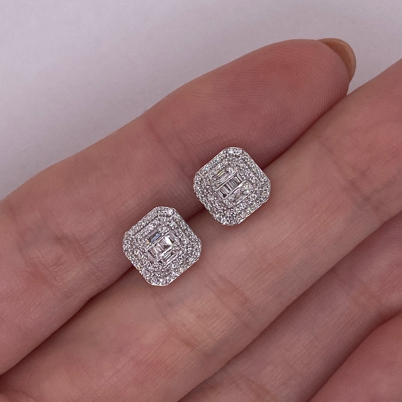 Broquel Oro Blanco 14k - Cuadro con Diamantes con un Peso Total de 31 Puntos