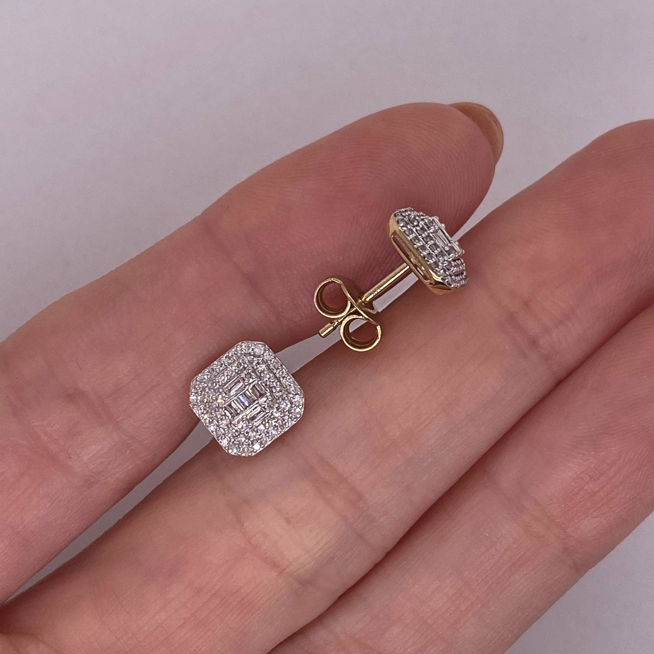 Broquel Oro 14k - Cuadro con Diamantes con un Peso Total de 31 Puntos