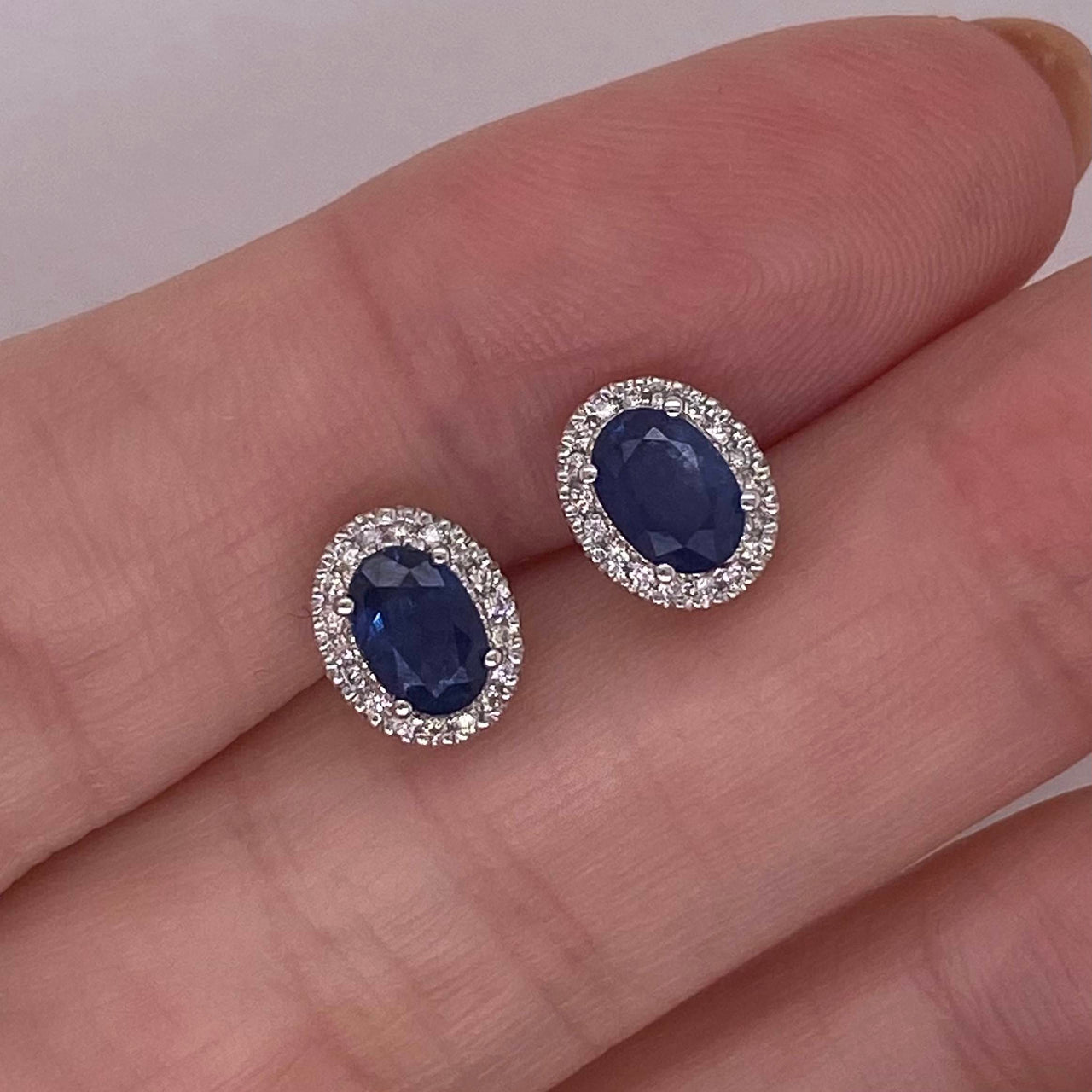 Aretes Oro Blanco 14k - Halo Zafiro 1.2 CT con Diamante Natural de 0.12 CTW